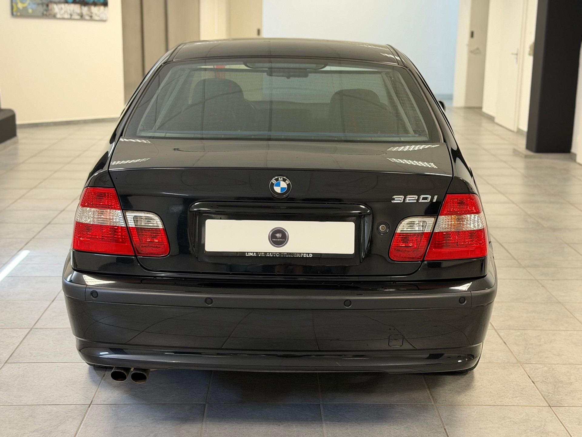 BMW 320i-image-7