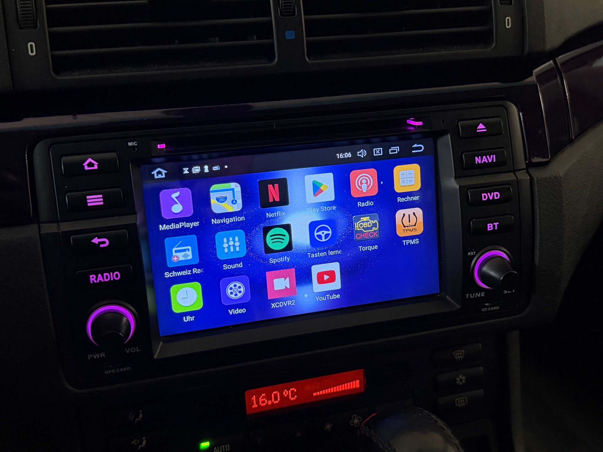 BMW 320i-image-16
