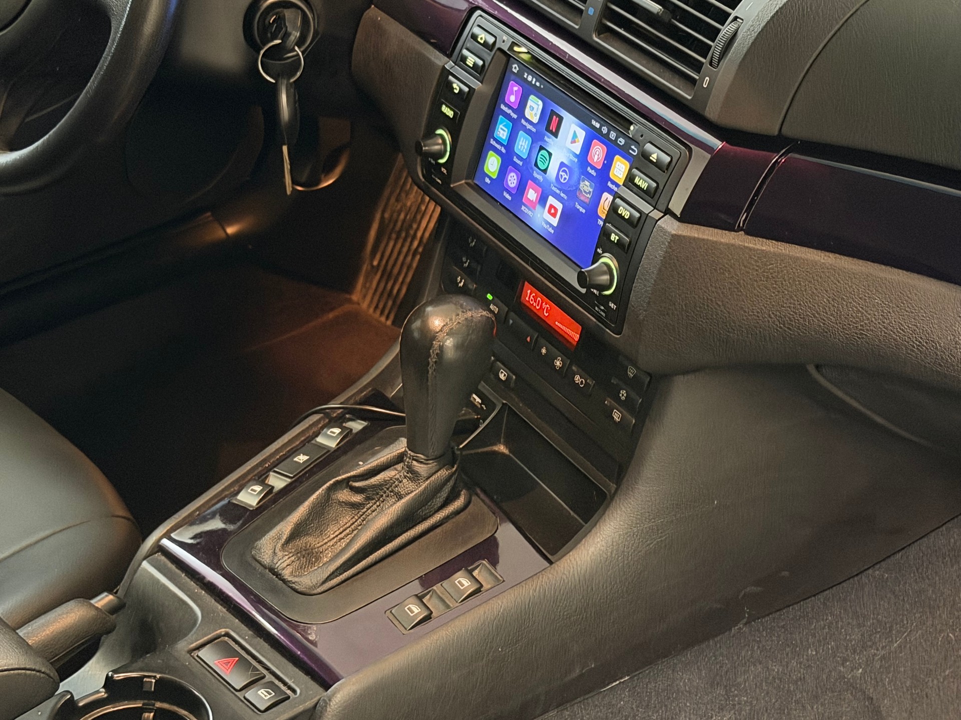 BMW 320i-image-14