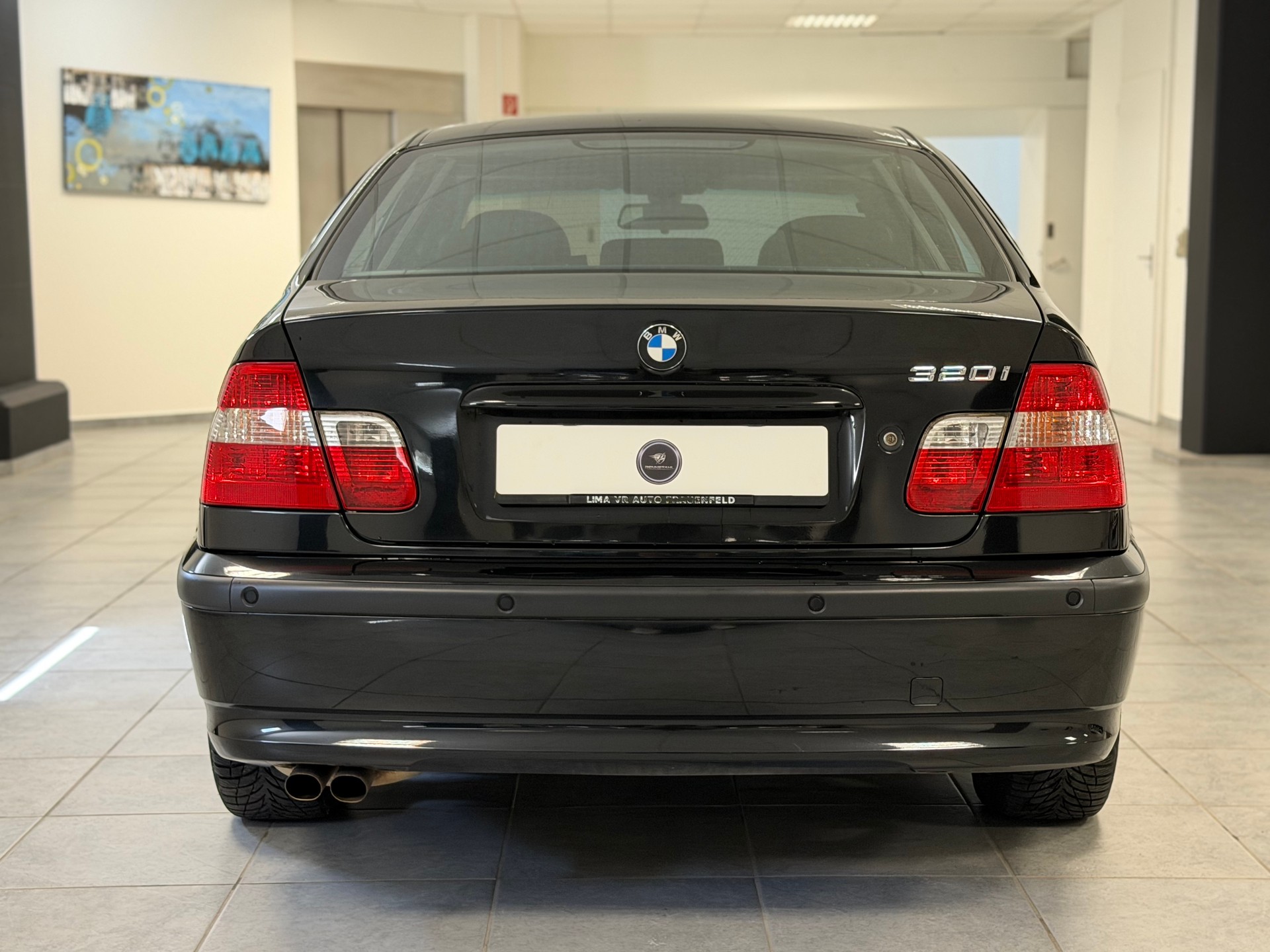 BMW 320i-image-8