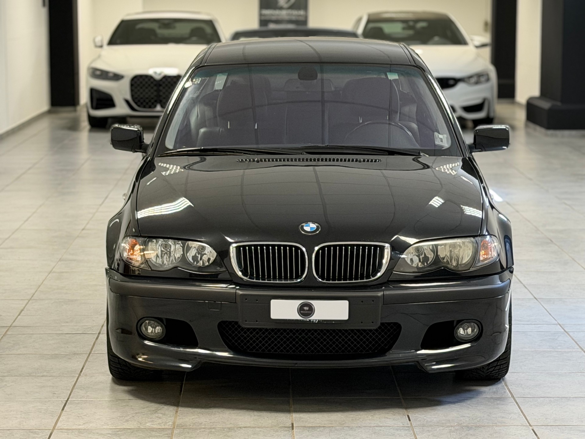 BMW 320i-image-5