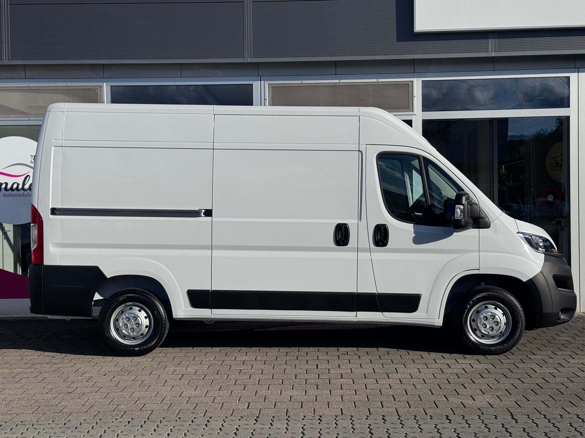 OPEL Movano 2.2 d 3,5t L2H2+3 Plätzer+Navigation+Bluetooth+Rückfahrkamera+Flügeltüren hinten 270°+Lederlenkrad+DAB+1'197 kg Nutzlast+-image-2