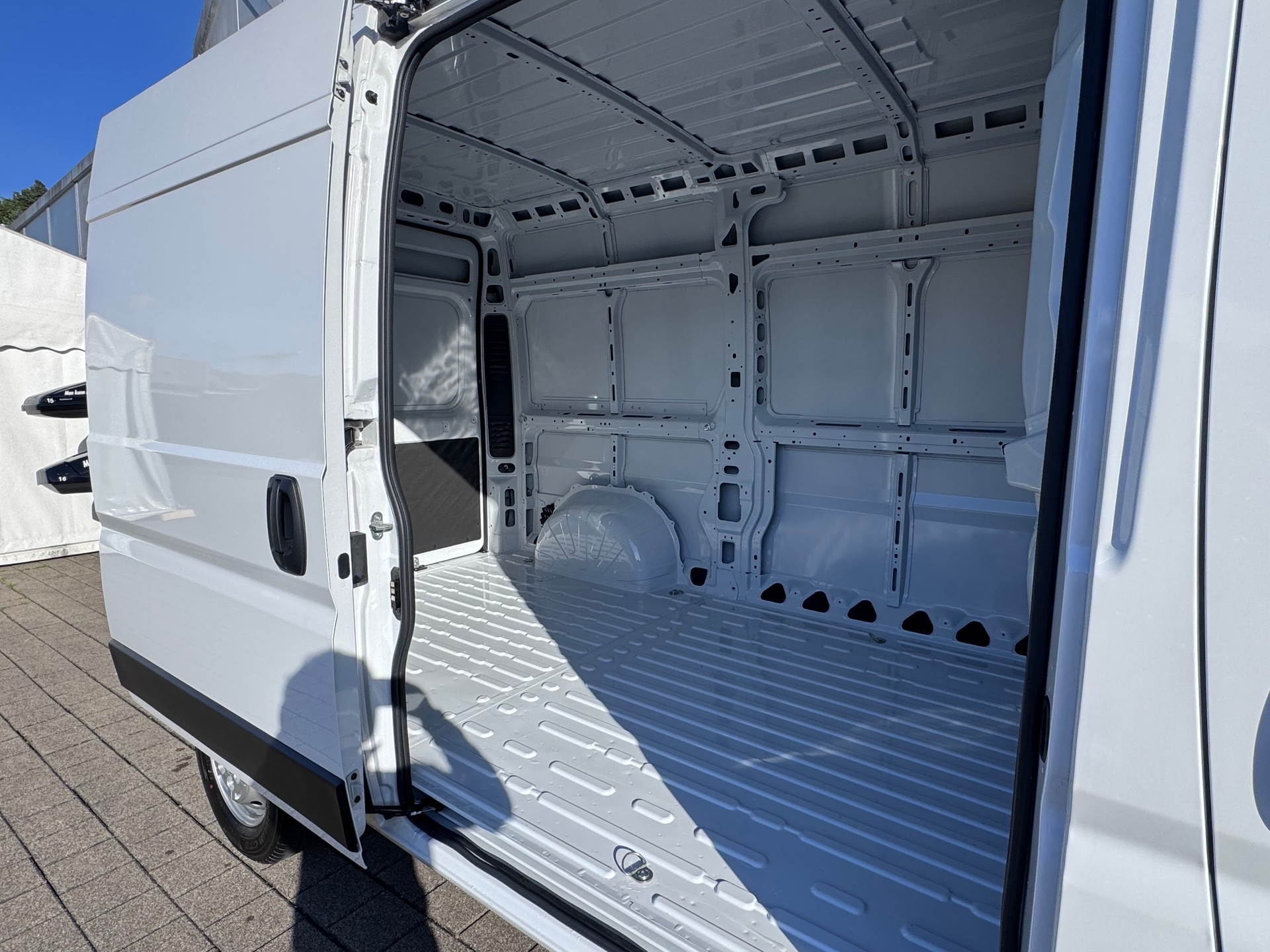 OPEL Movano 2.2 d 3,5t L2H2+3 Plätzer+Navigation+Bluetooth+Rückfahrkamera+Flügeltüren hinten 270°+Lederlenkrad+DAB+1'197 kg Nutzlast+-image-4