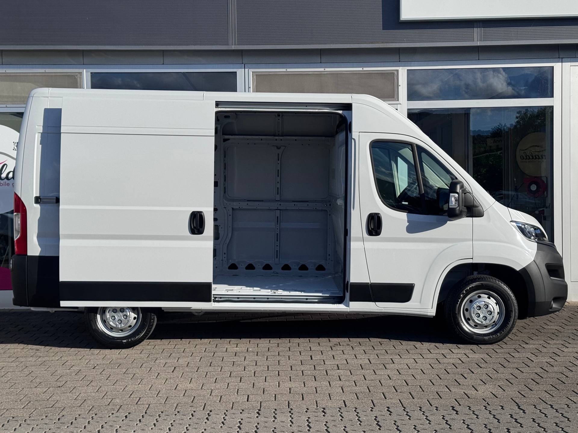OPEL Movano 2.2 d 3,5t L2H2+3 Plätzer+Navigation+Bluetooth+Rückfahrkamera+Flügeltüren hinten 270°+Lederlenkrad+DAB+1'197 kg Nutzlast+-image-3