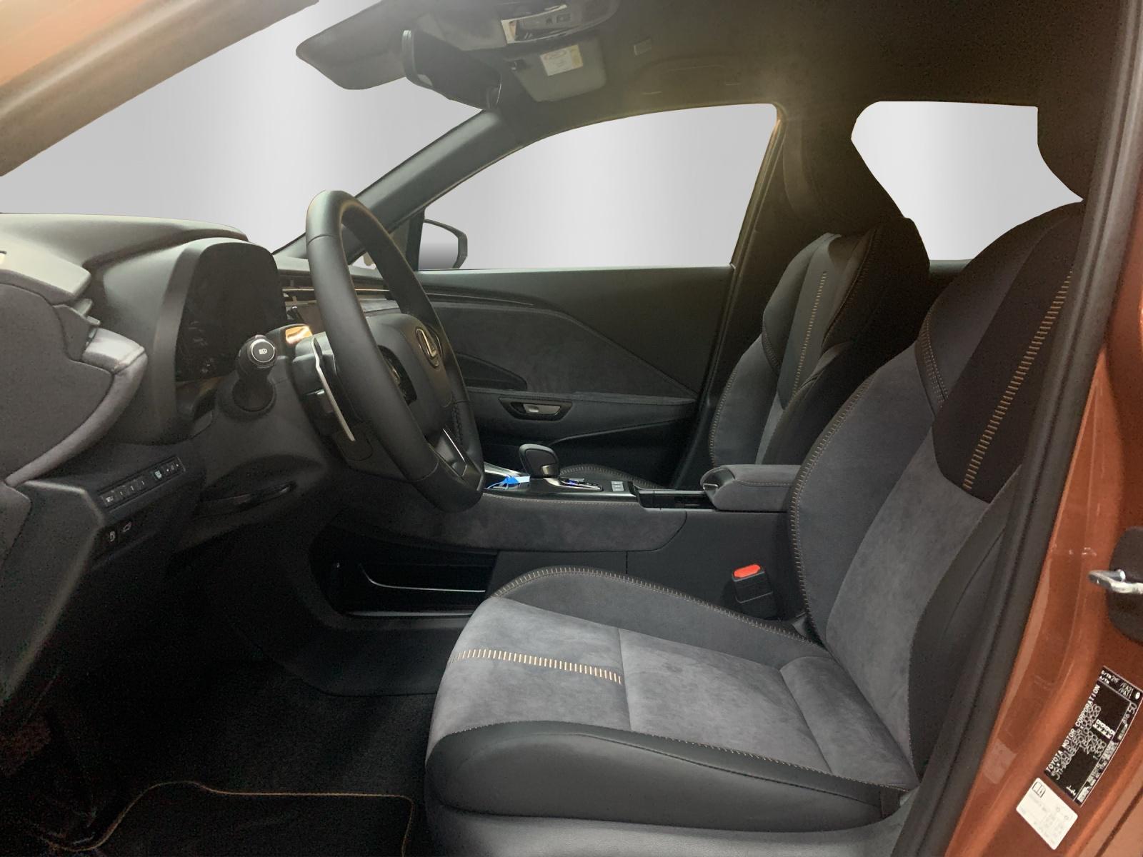 LEXUS LBX 1.5 Hybrid Cool AWD-image-10