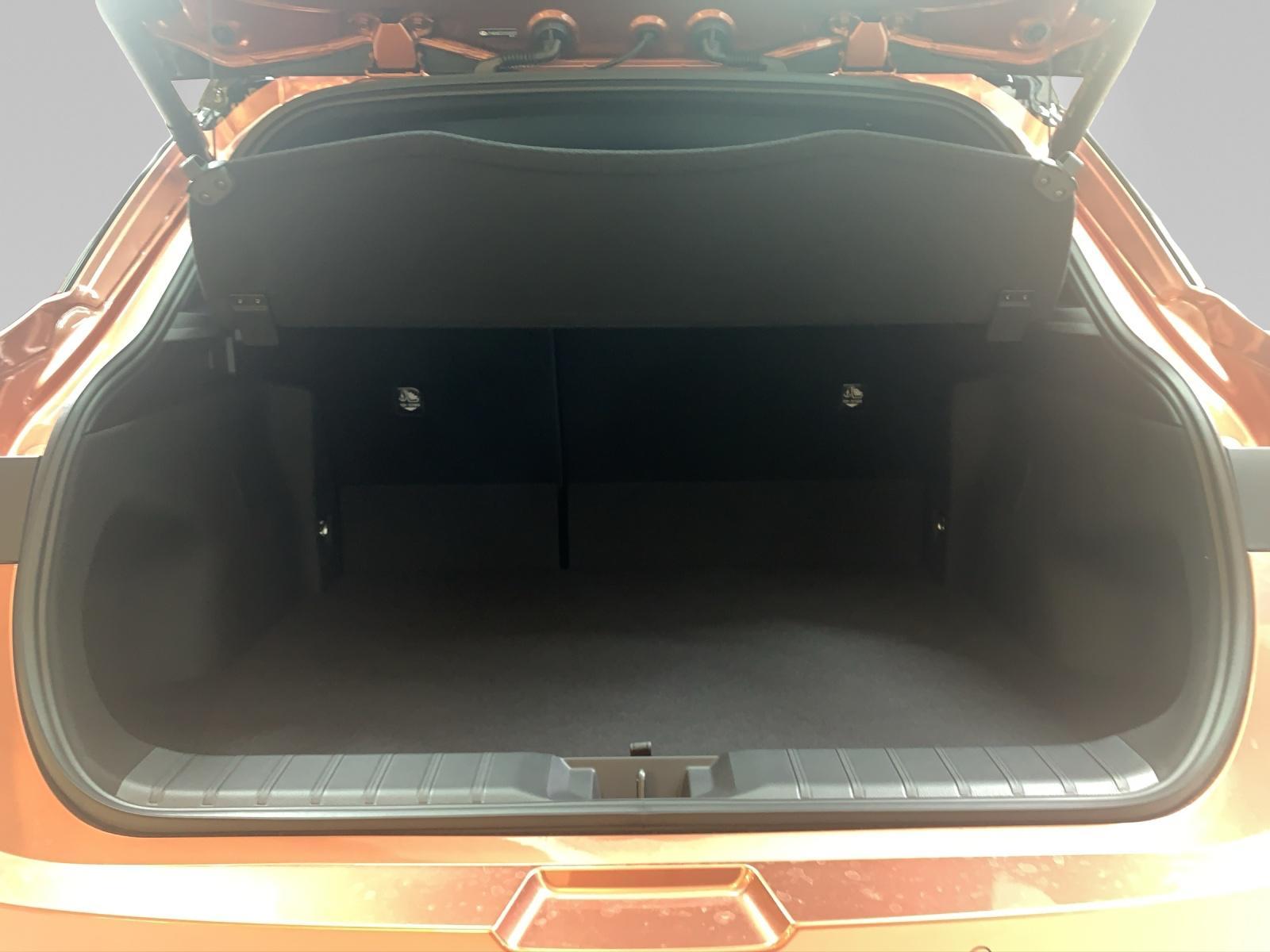 LEXUS LBX 1.5 Hybrid Cool AWD-image-12