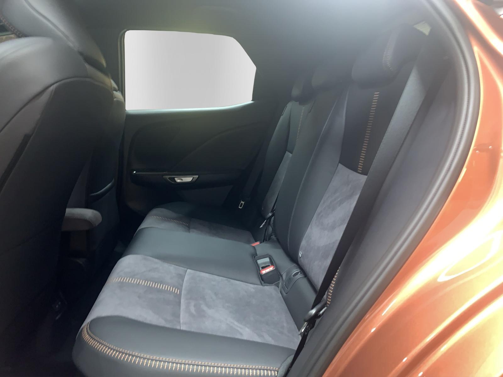 LEXUS LBX 1.5 Hybrid Cool AWD-image-11
