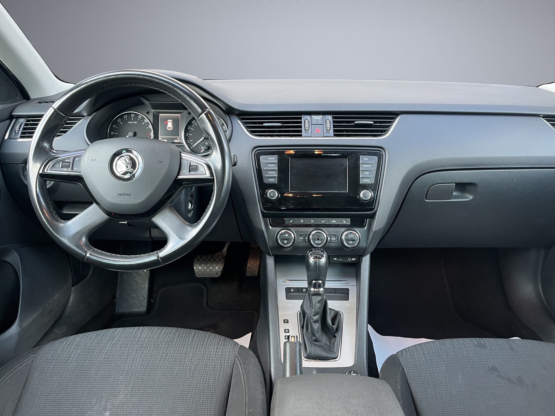 SKODA Octavia Combi 2.0 TDI Elegance DSG-image-9