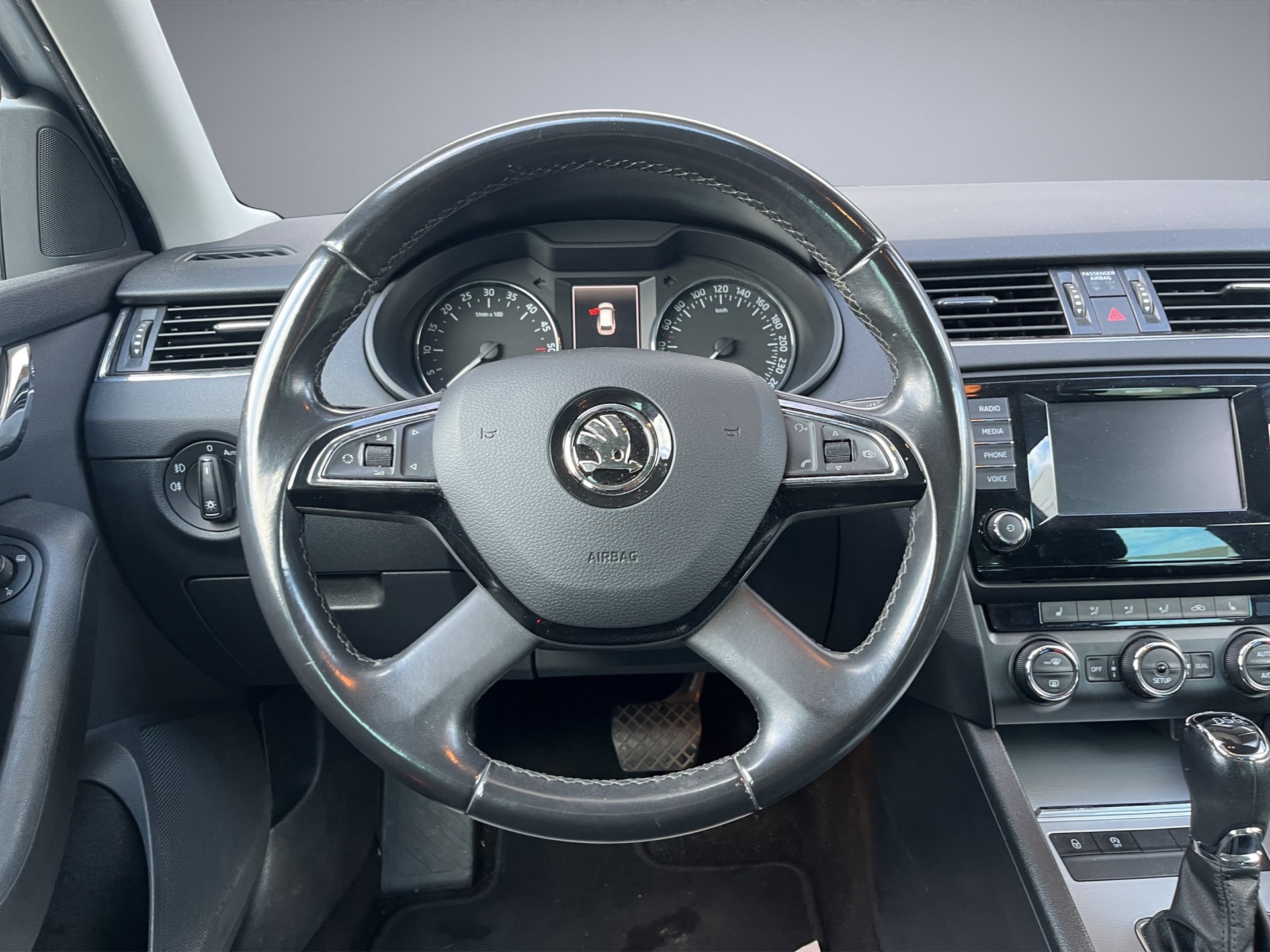 SKODA Octavia Combi 2.0 TDI Elegance DSG-image-10