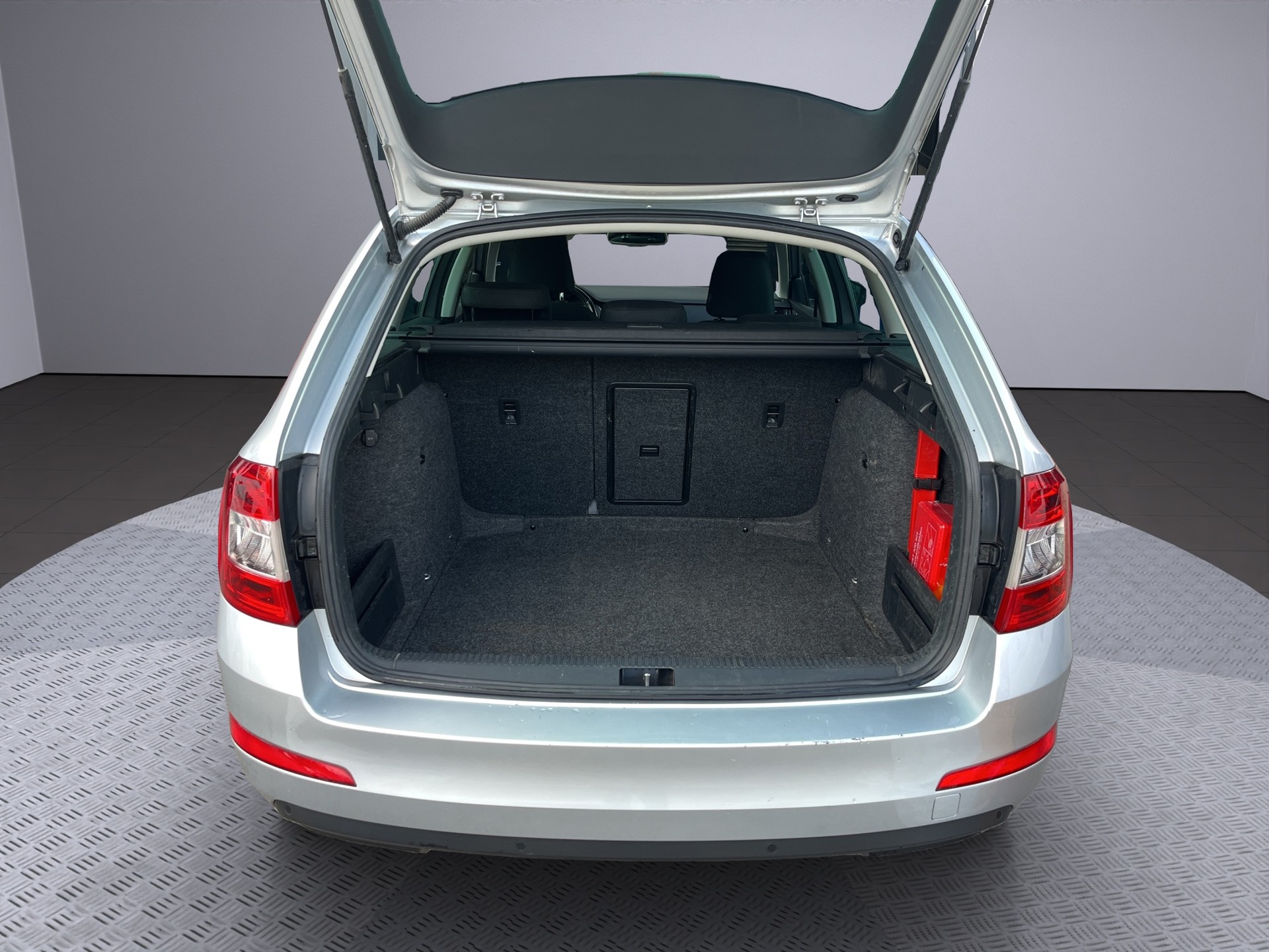 SKODA Octavia Combi 2.0 TDI Elegance DSG-image-16