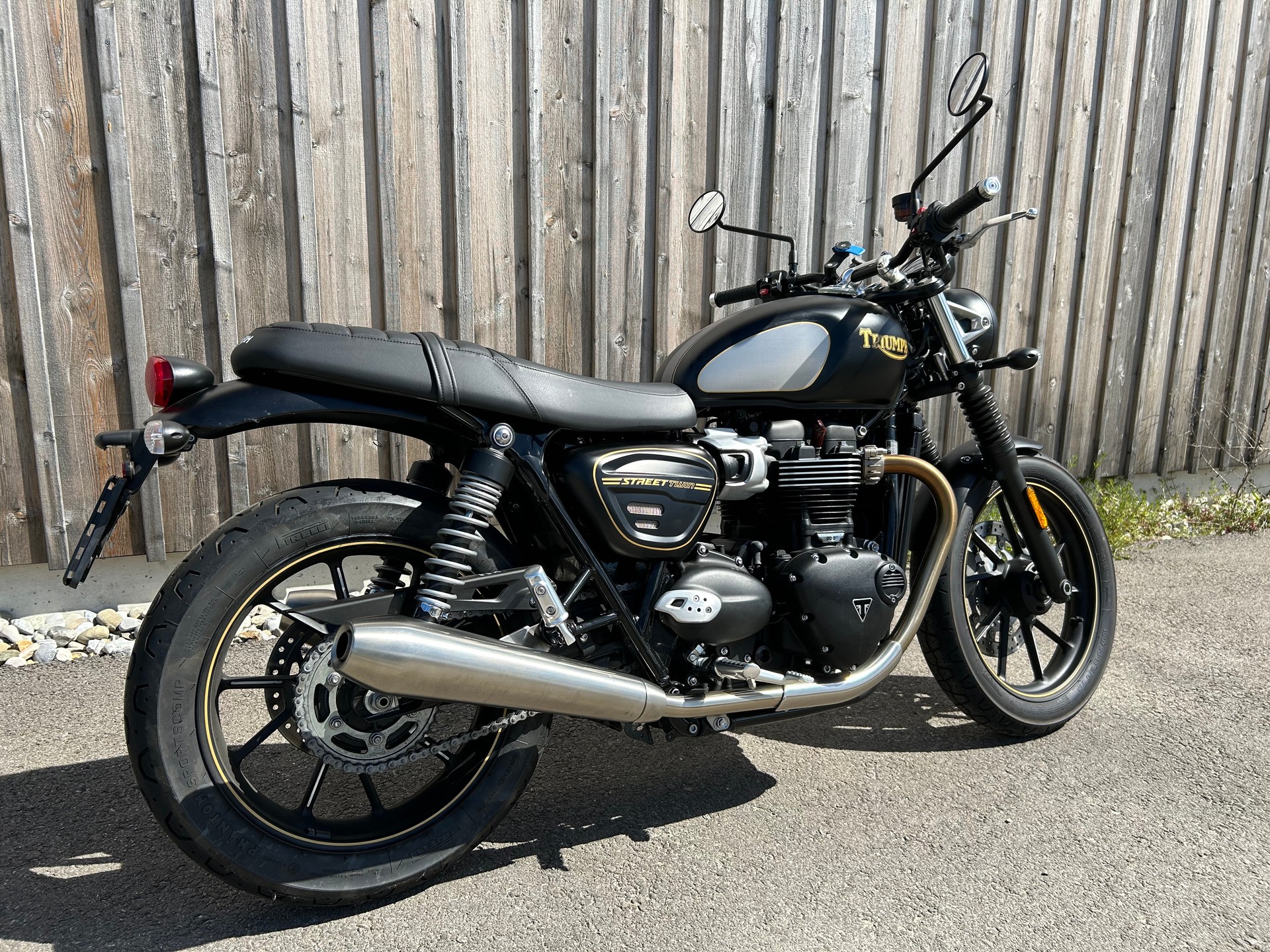 TRIUMPH Street Twin 900 Gold Line-image-1