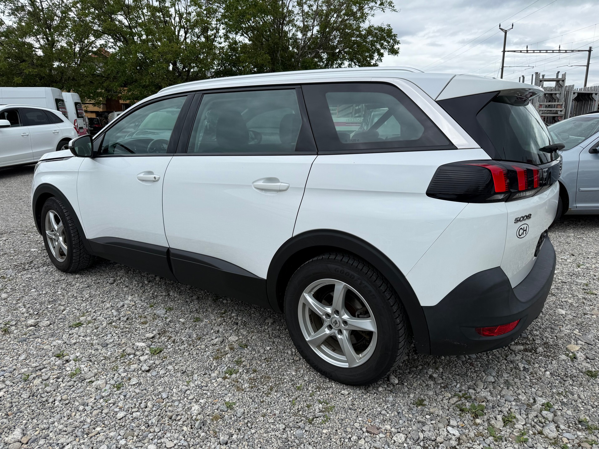 PEUGEOT 5008 1.5 BlueHDi Active ETA-image-3