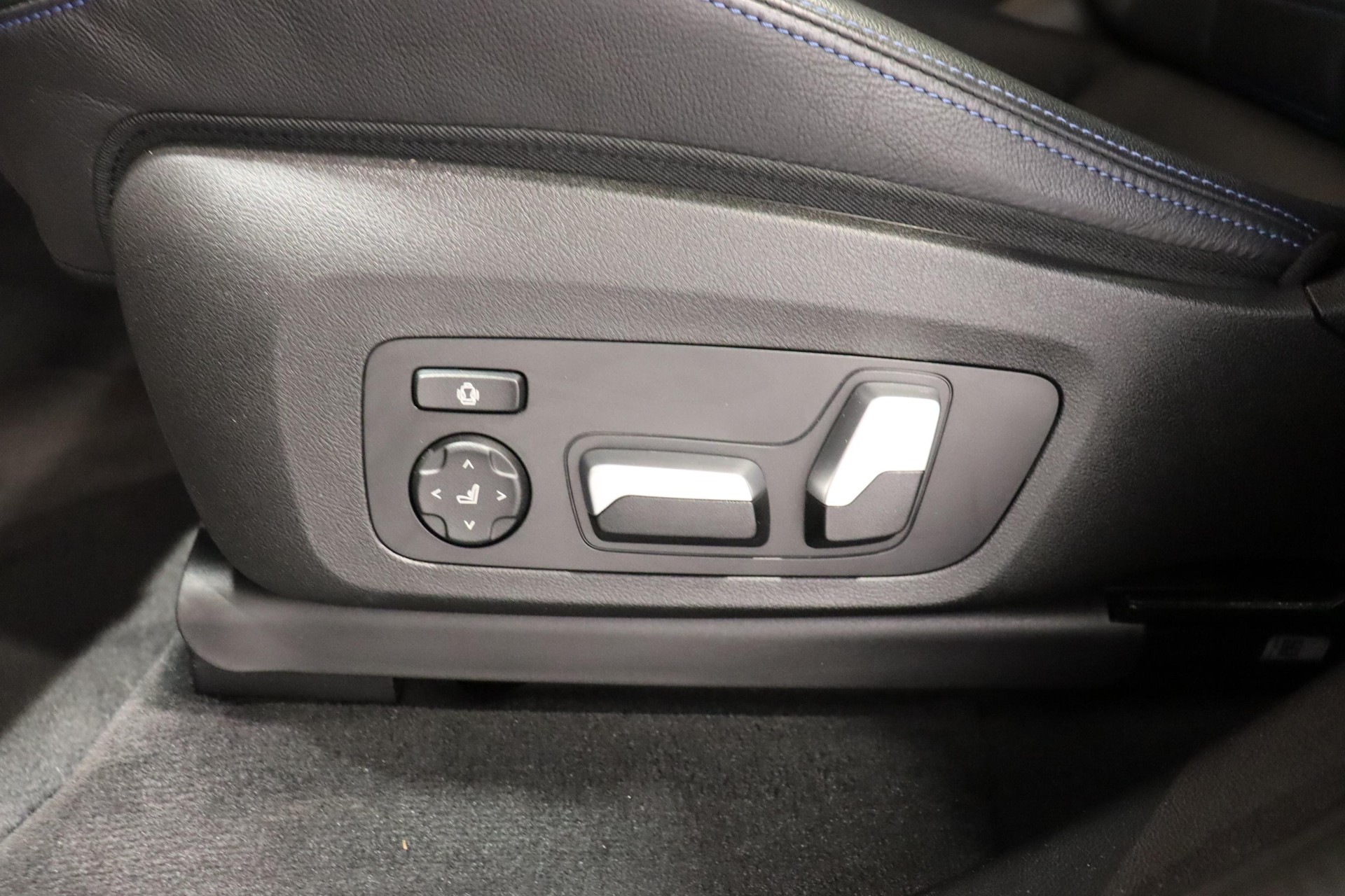 BMW X4 M40d-image-15
