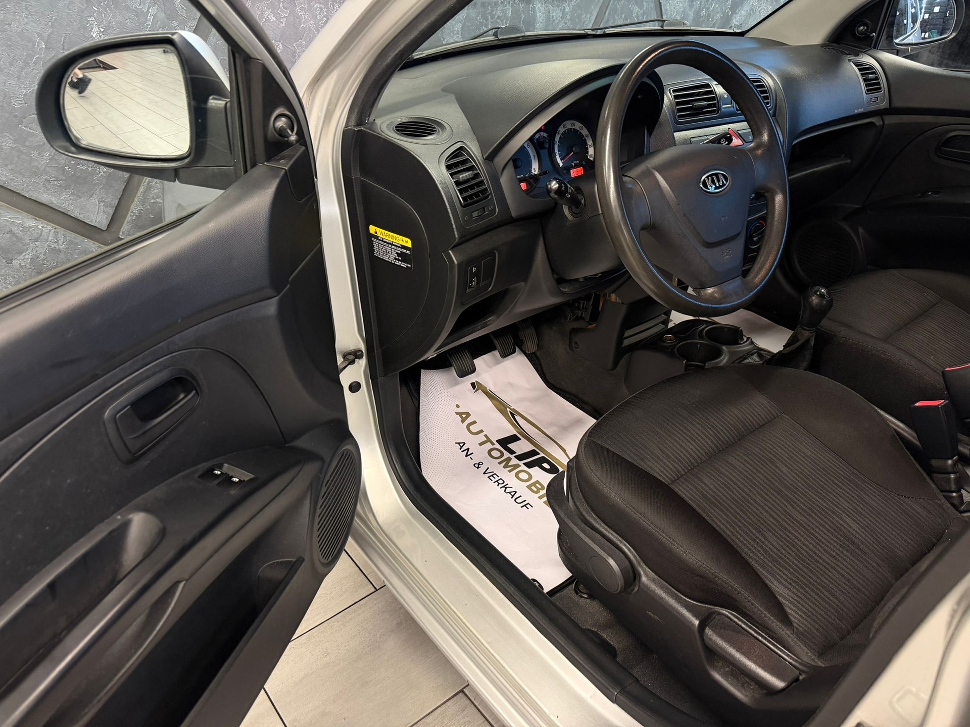 KIA Picanto 1.1 Classic-image-10