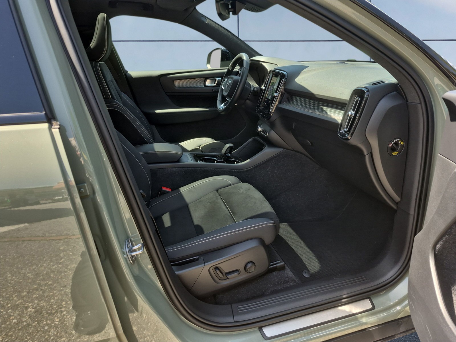VOLVO XC40 P8 Twin Pro AWD-image-12