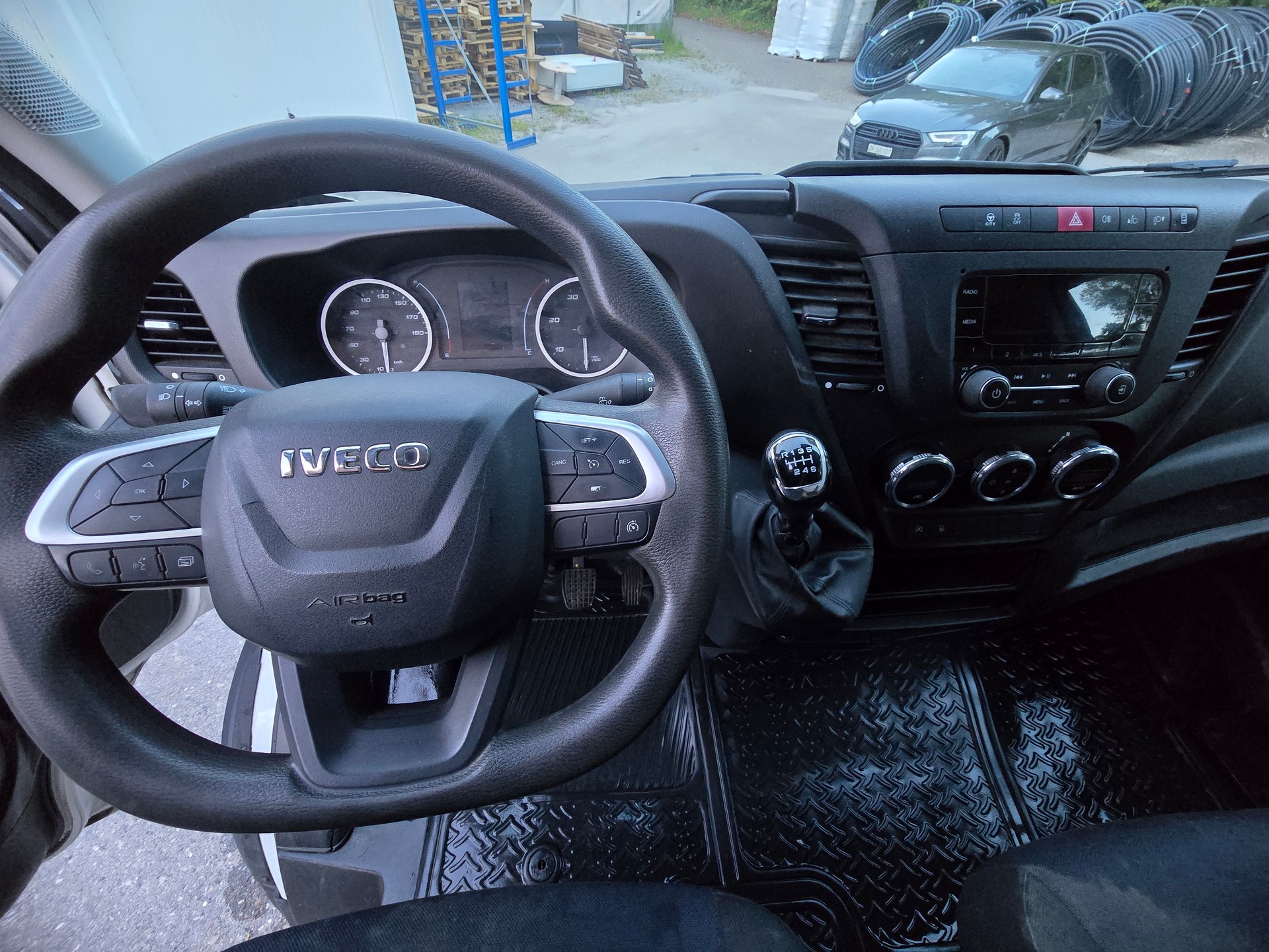 IVECO 33 S 12 V-image-11
