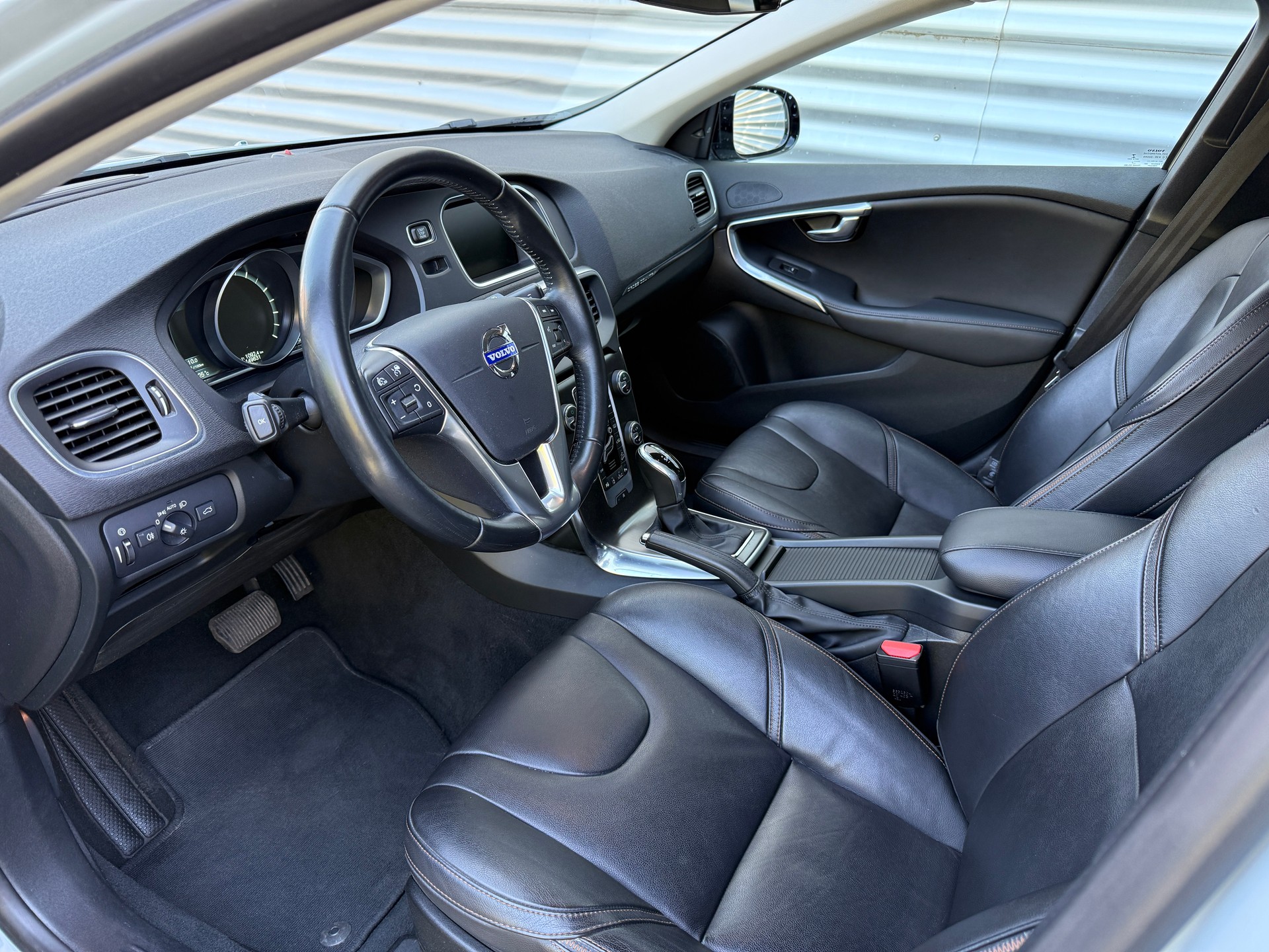 VOLVO V40 Cross Country T5 AWD Summum Geartronic-image-4