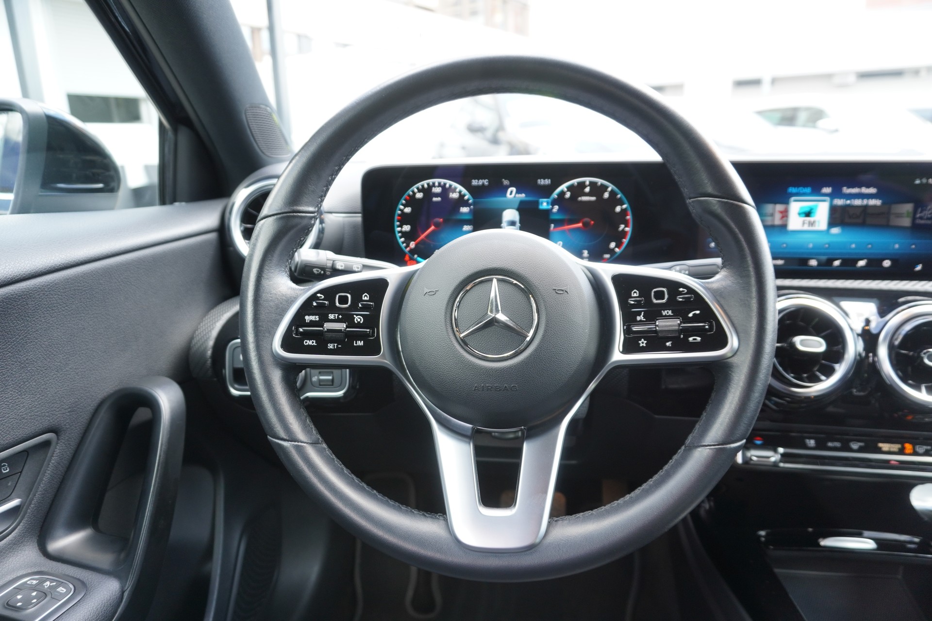 MERCEDES-BENZ A 180 Style 7G-DCT-image-13
