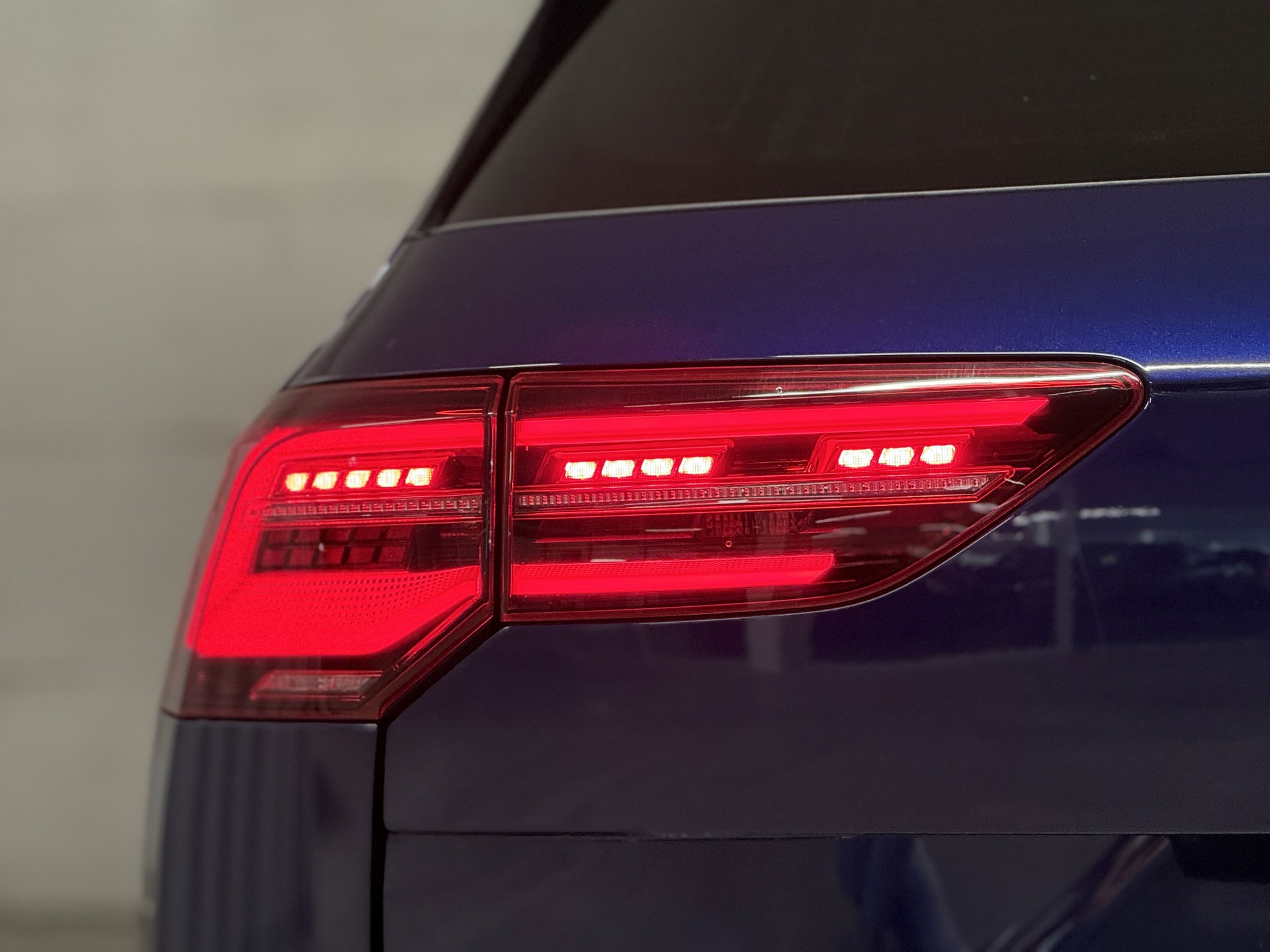 VW Golf Variant 2.0 TSI Style DSG 4Motion-image-4