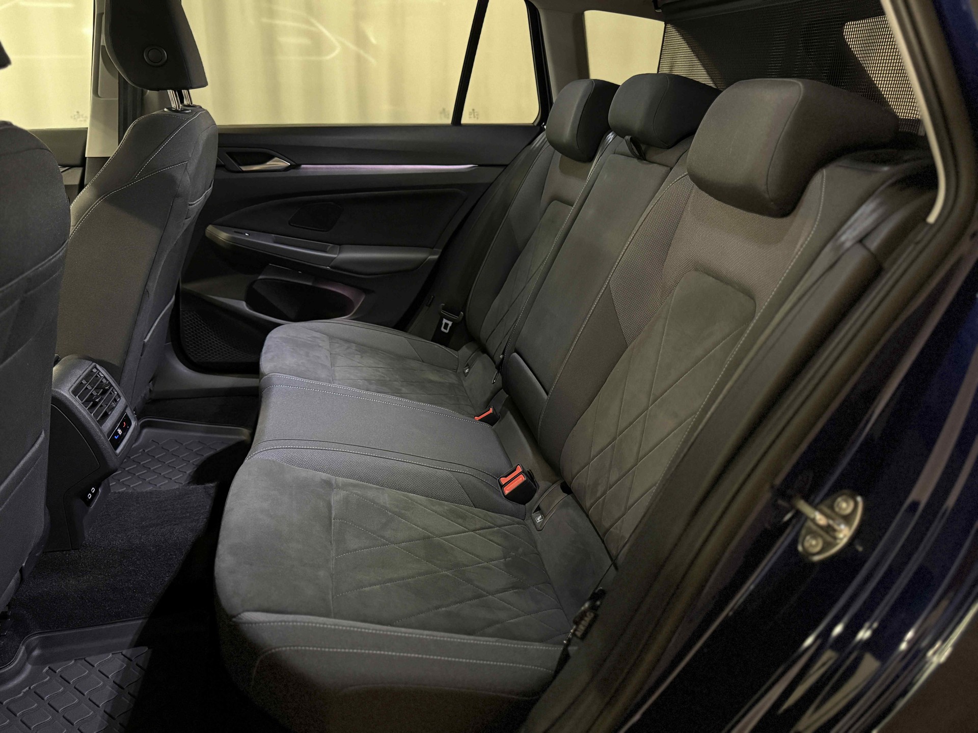 VW Golf Variant 2.0 TSI Style DSG 4Motion-image-11