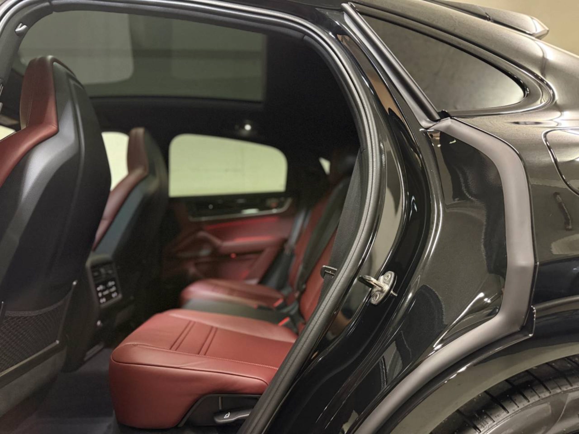 PORSCHE Cayenne S E-Hybrid Coupé Black Edition-image-19