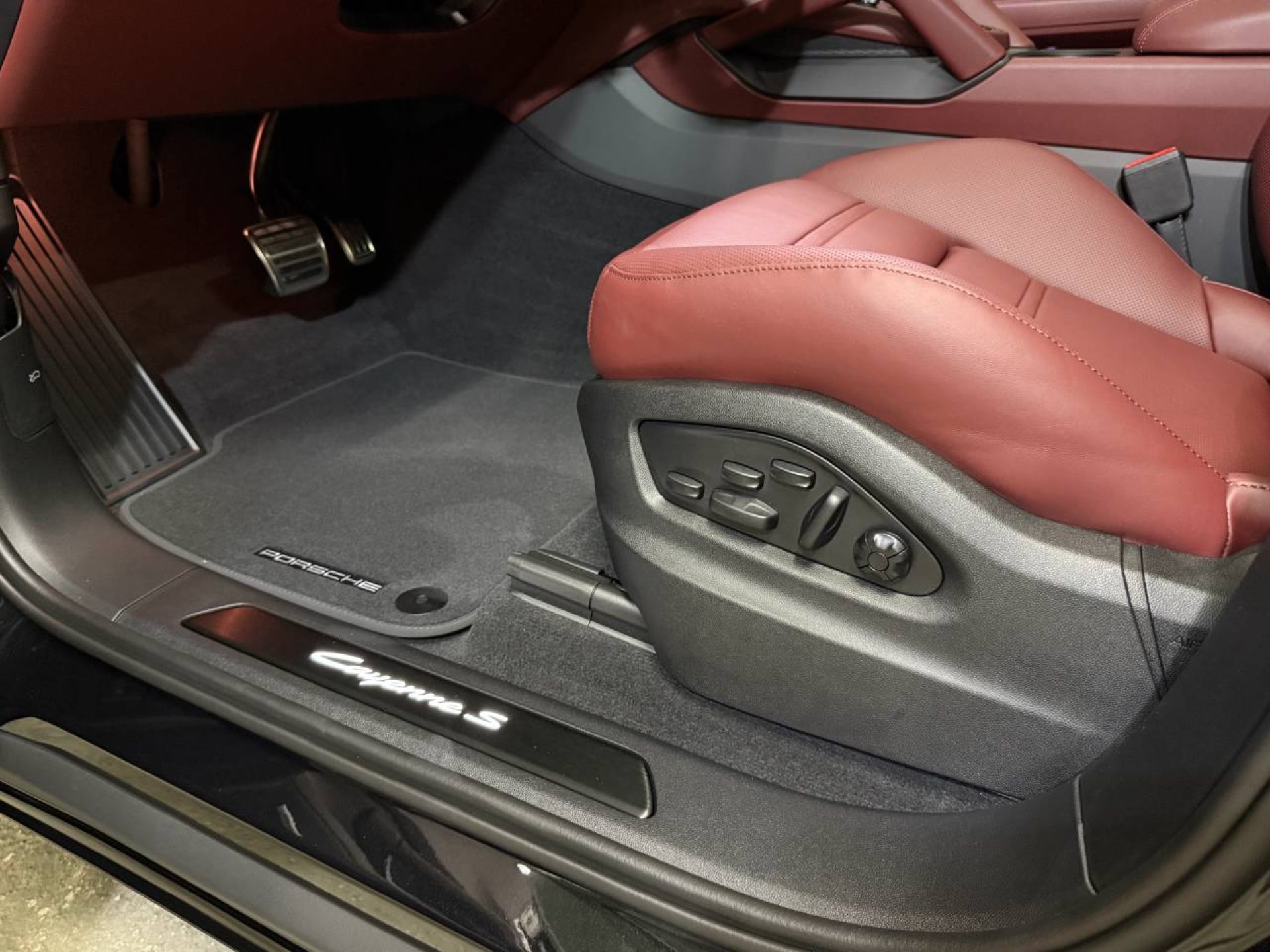 PORSCHE Cayenne S E-Hybrid Coupé Black Edition-image-25