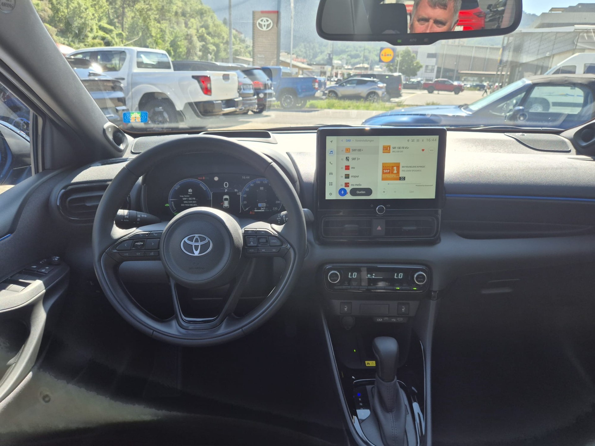 TOYOTA Yaris 1.5 Premium e-CVT-image-3
