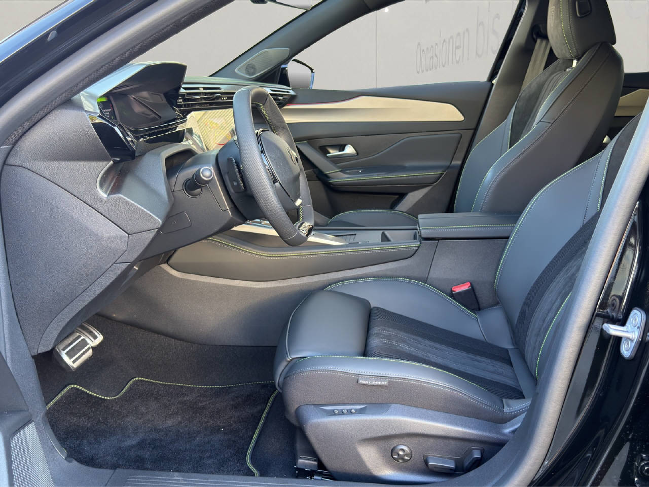 PEUGEOT 408 1.2 Hybrid GT-showroom-element-3