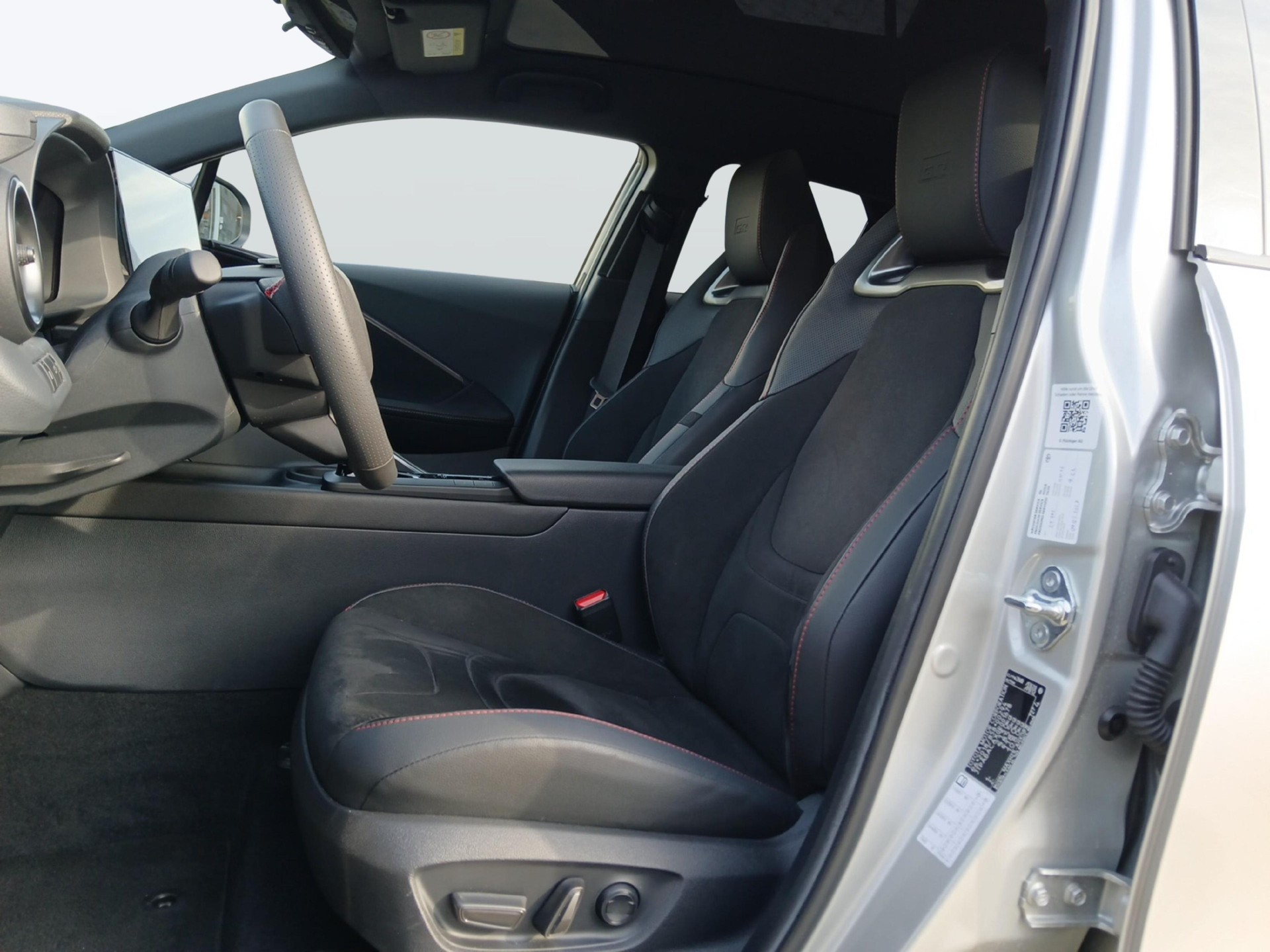 TOYOTA C-HR 2.0 PHEV GR Sport Premiere-image-8