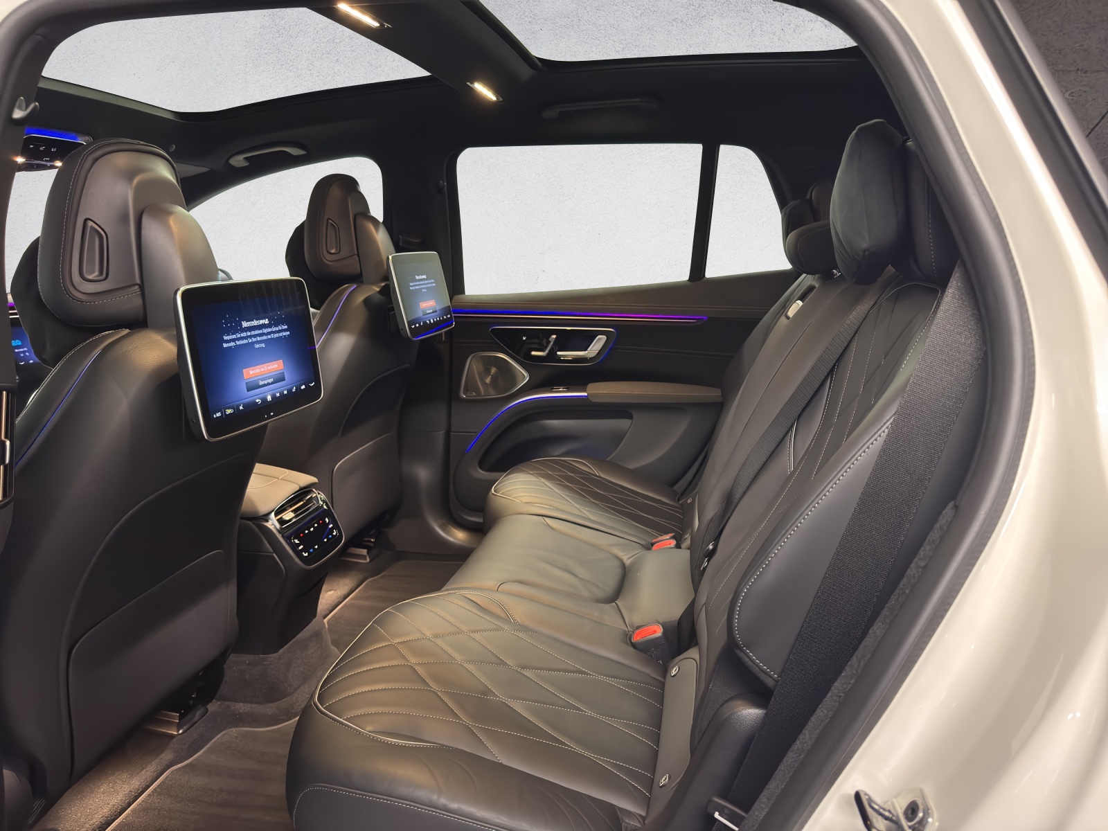 MERCEDES-BENZ EQS 580 SUV Release Edition AMG Line 4Matic-image-13