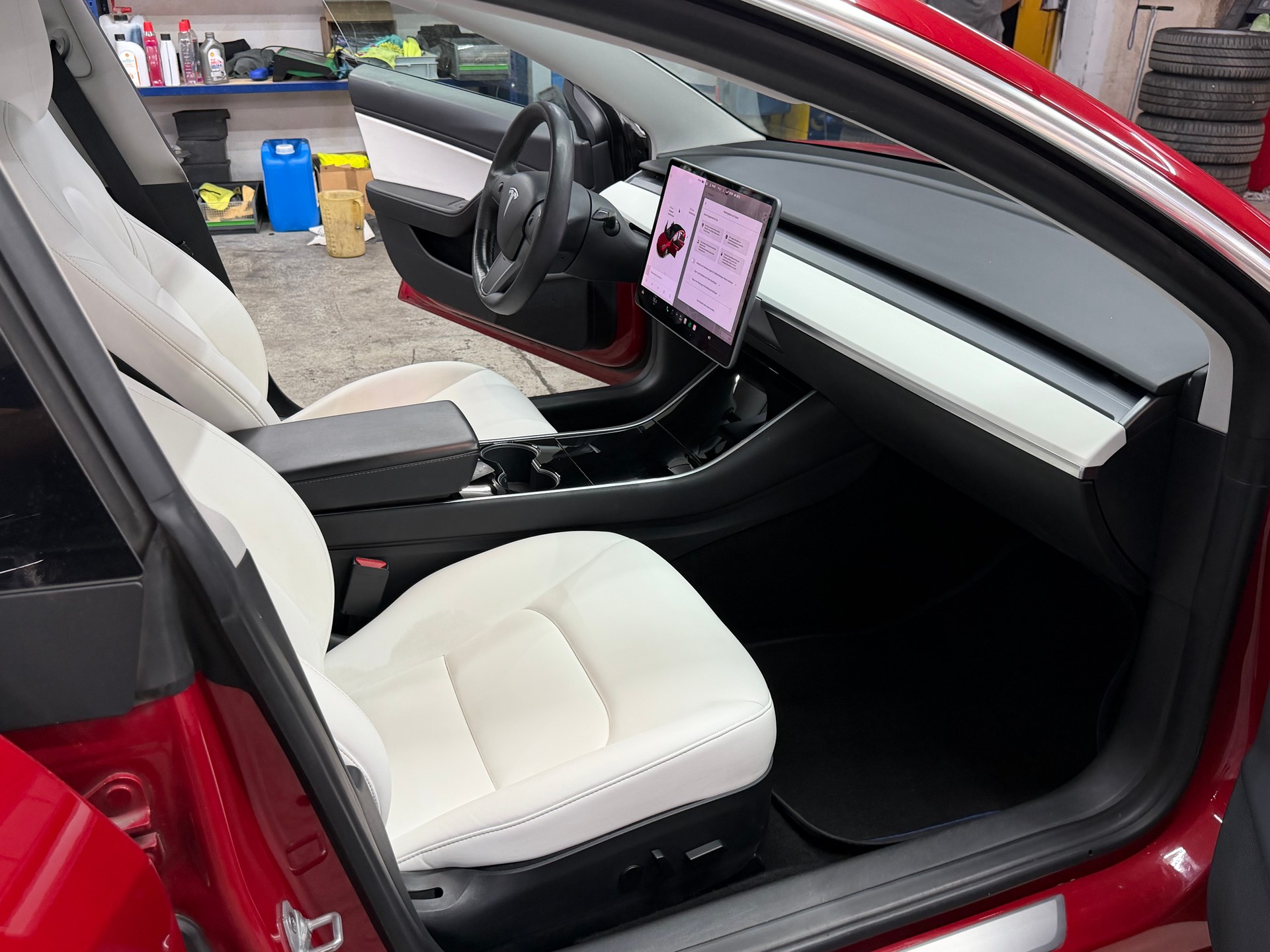 TESLA Model 3 Standard Range Plus-image-14