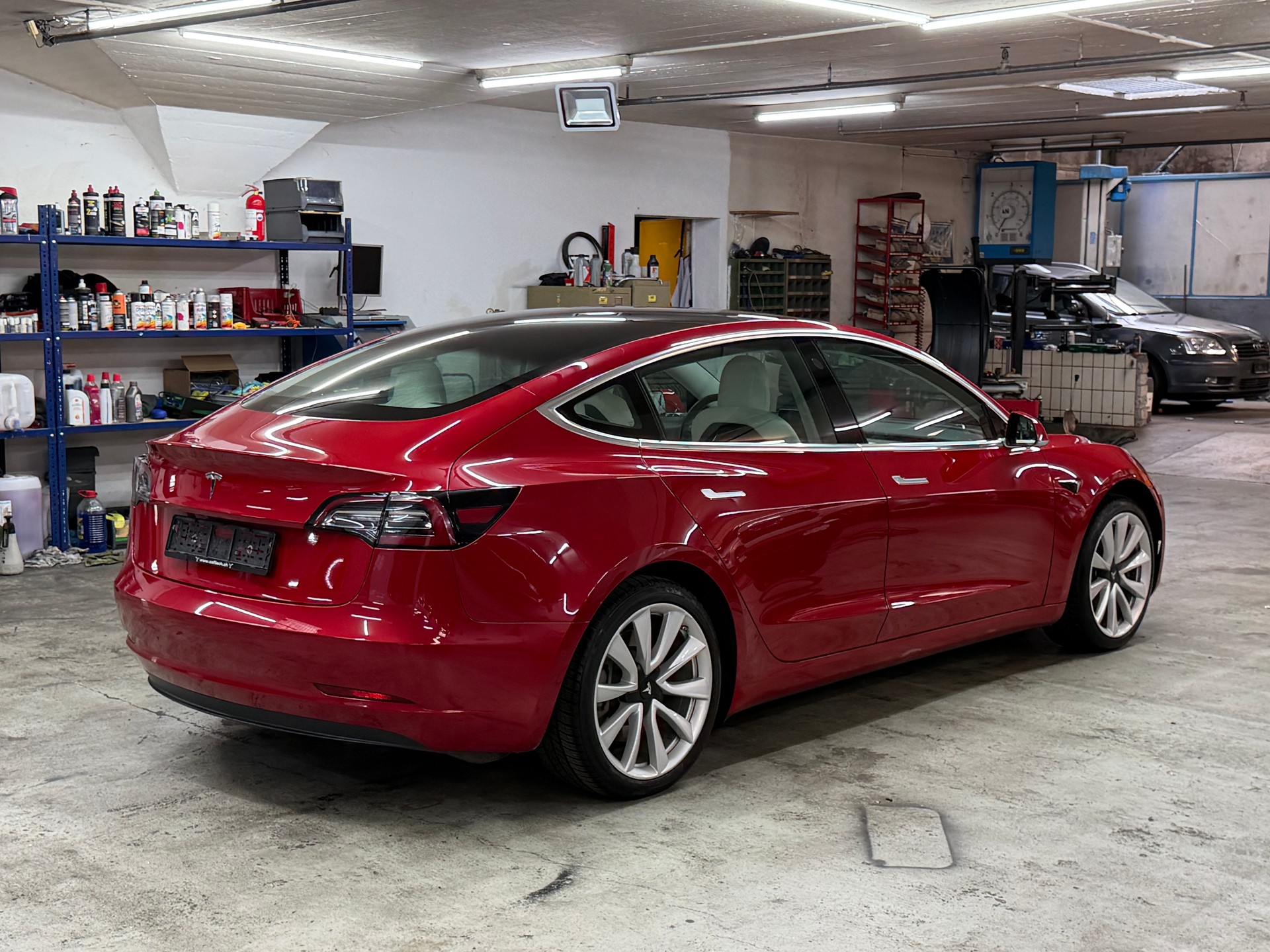 TESLA Model 3 Standard Range Plus-image-12