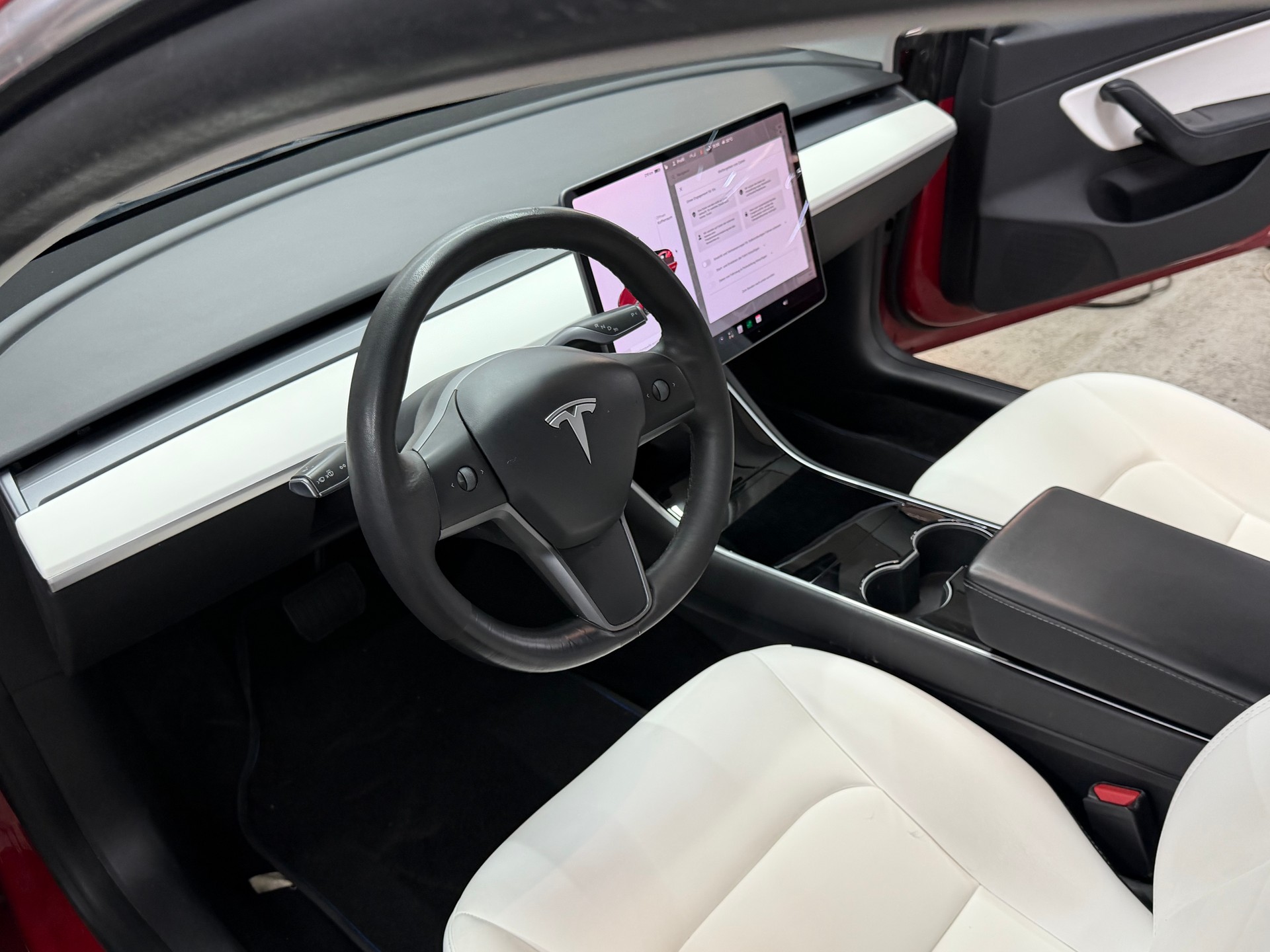 TESLA Model 3 Standard Range Plus-image-10