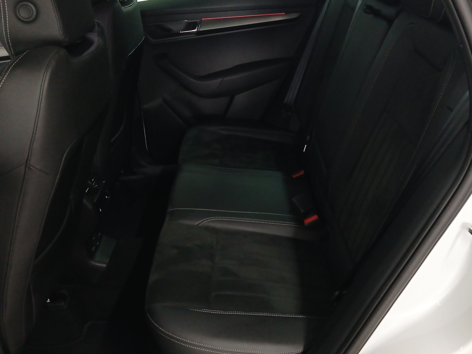 SKODA Karoq 2.0 TSI SportLine 4x4 DSG-image-11