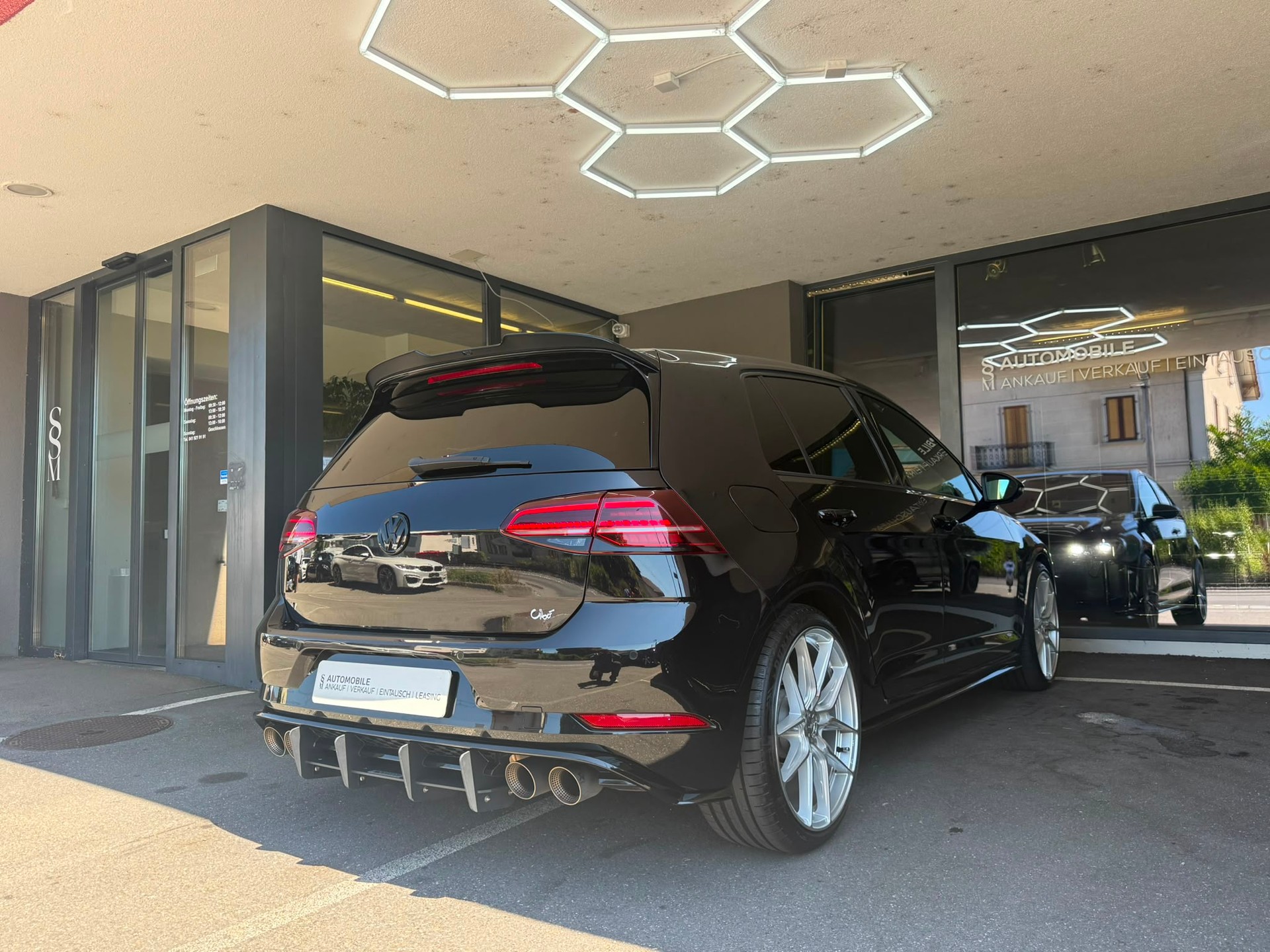 VW Golf 2.0 TSI R *Akrapovic* *Rear View* *ACC* 4Motion DSG-image-6