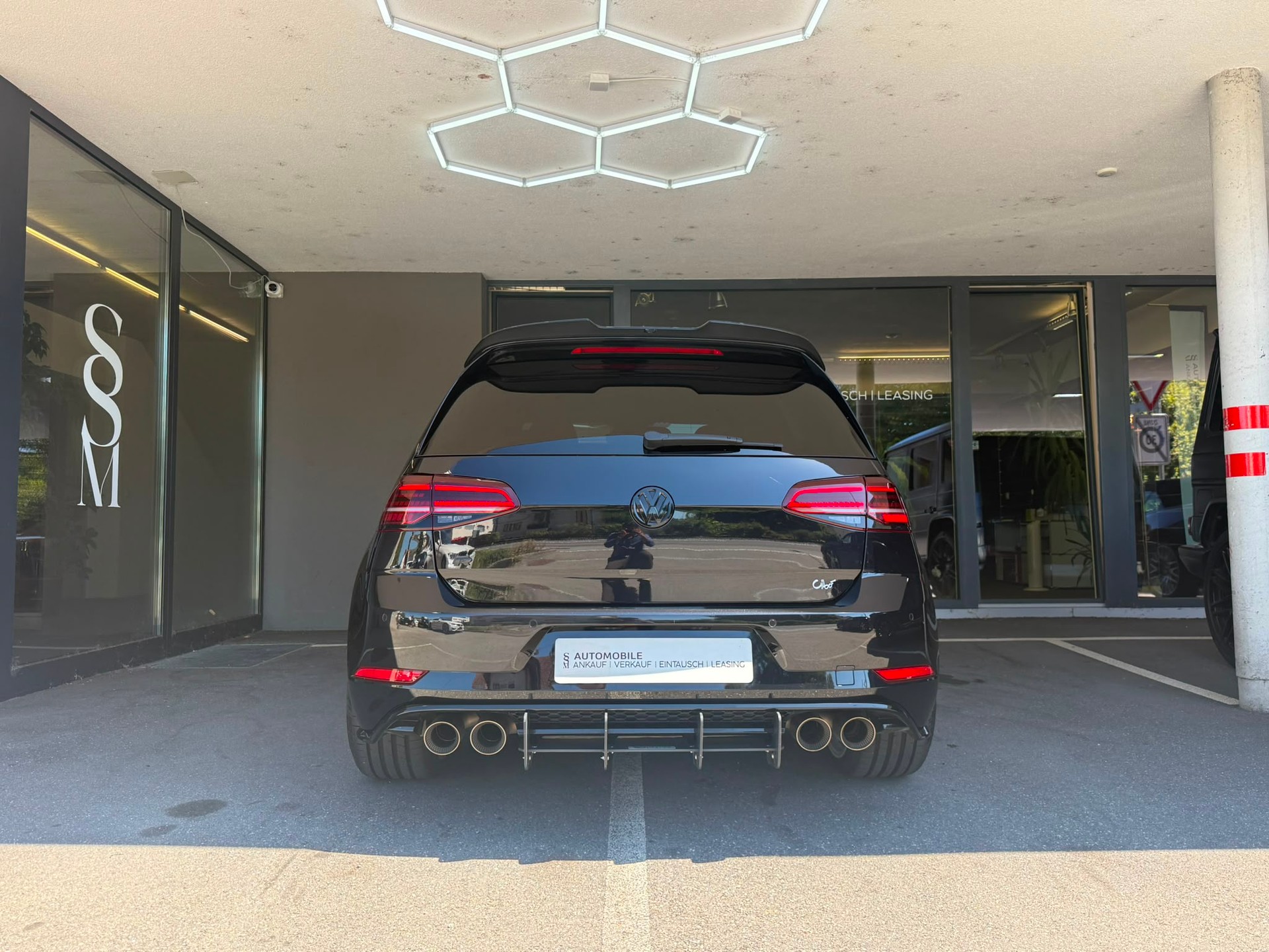 VW Golf 2.0 TSI R *Akrapovic* *Rear View* *ACC* 4Motion DSG-image-7