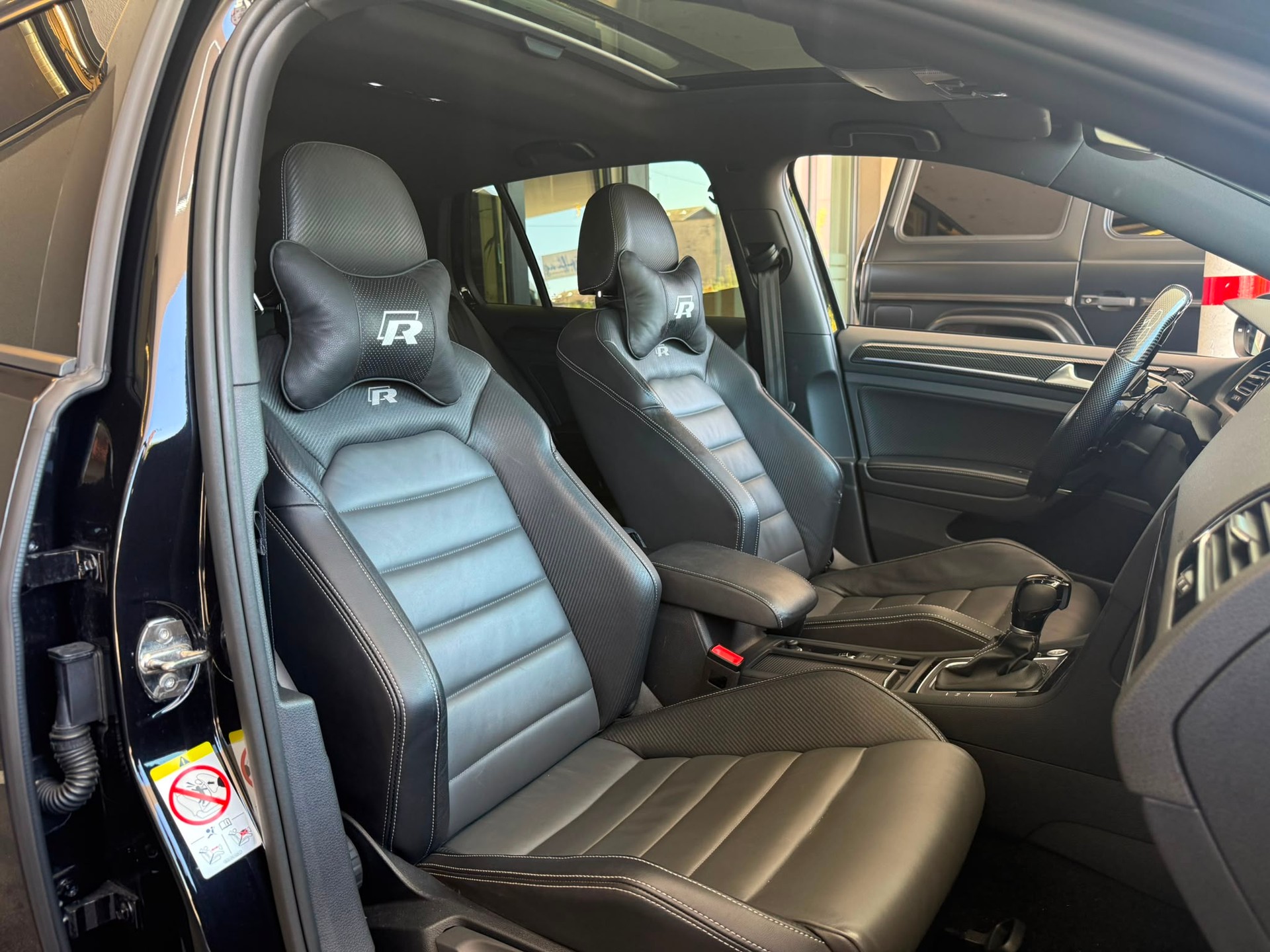 VW Golf 2.0 TSI R *Akrapovic* *Rear View* *ACC* 4Motion DSG-image-16