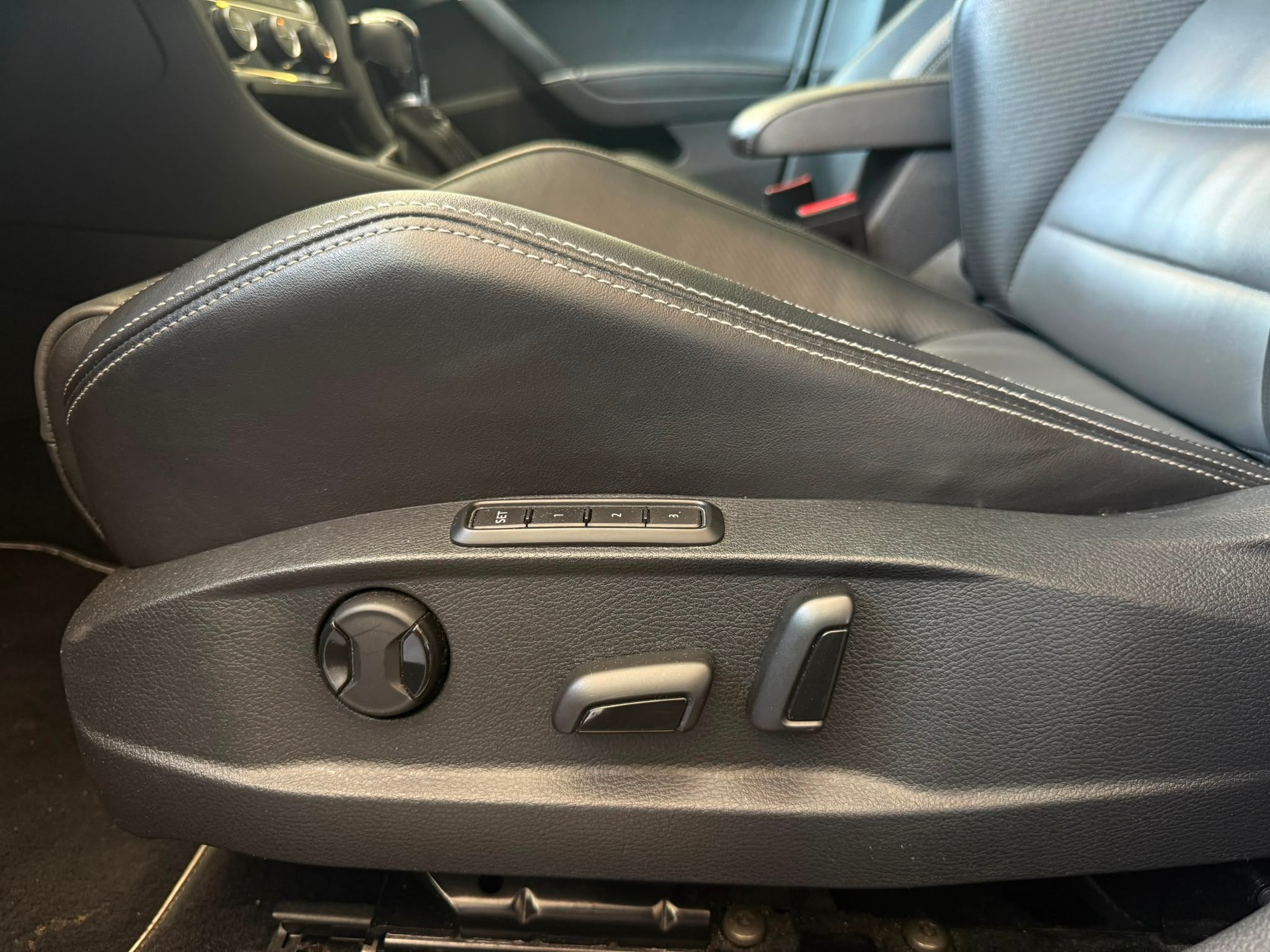 VW Golf 2.0 TSI R *Akrapovic* *Rear View* *ACC* 4Motion DSG-image-12