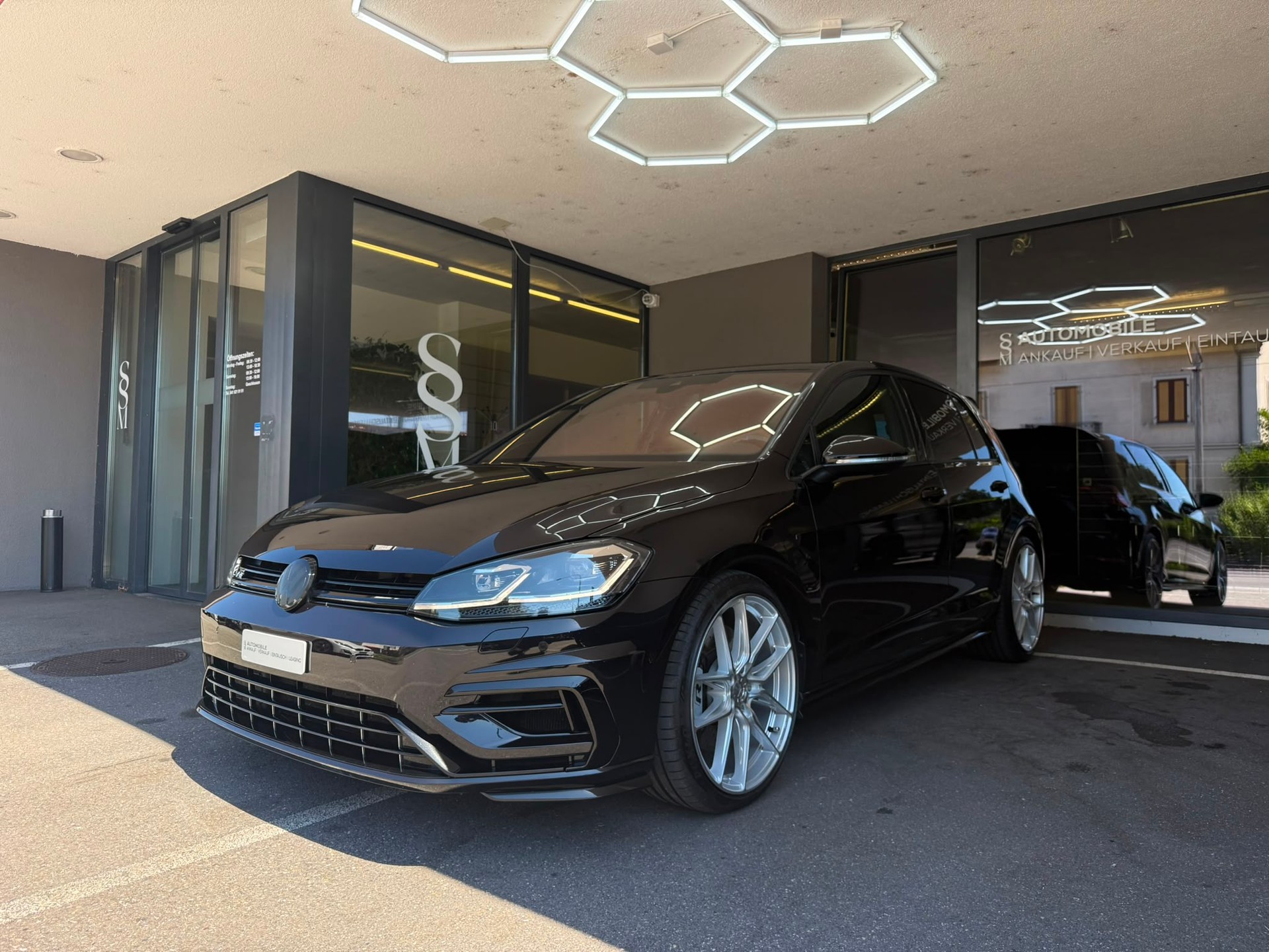VW Golf 2.0 TSI R *Akrapovic* *Rear View* *ACC* 4Motion DSG-image-0