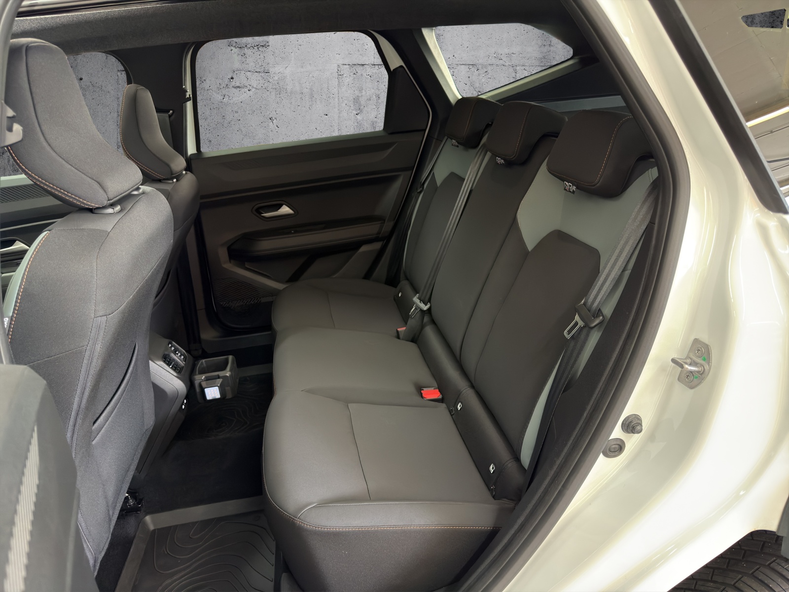 DACIA Bigster TCe 130 48V Extreme 4x4 *mit Anhängerkupplung*-image-24