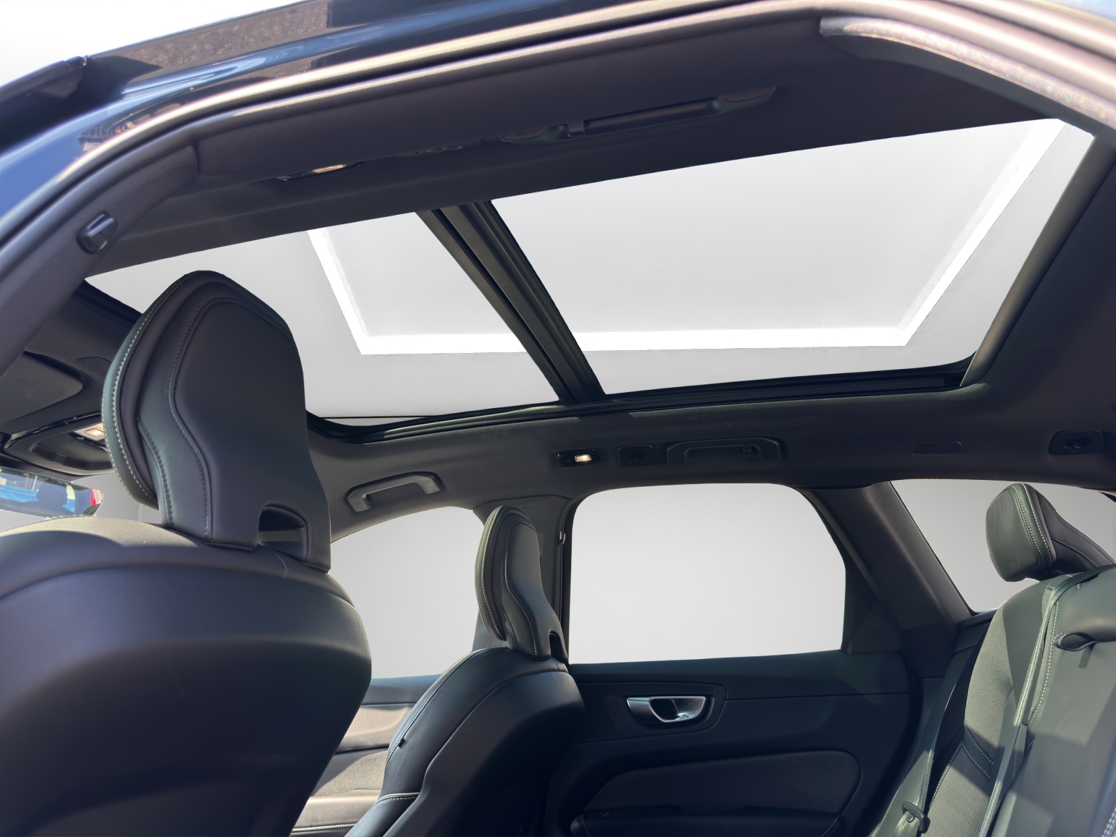 VOLVO XC60 2.0 T6 TE Ultimate Dark eAWD-image-12