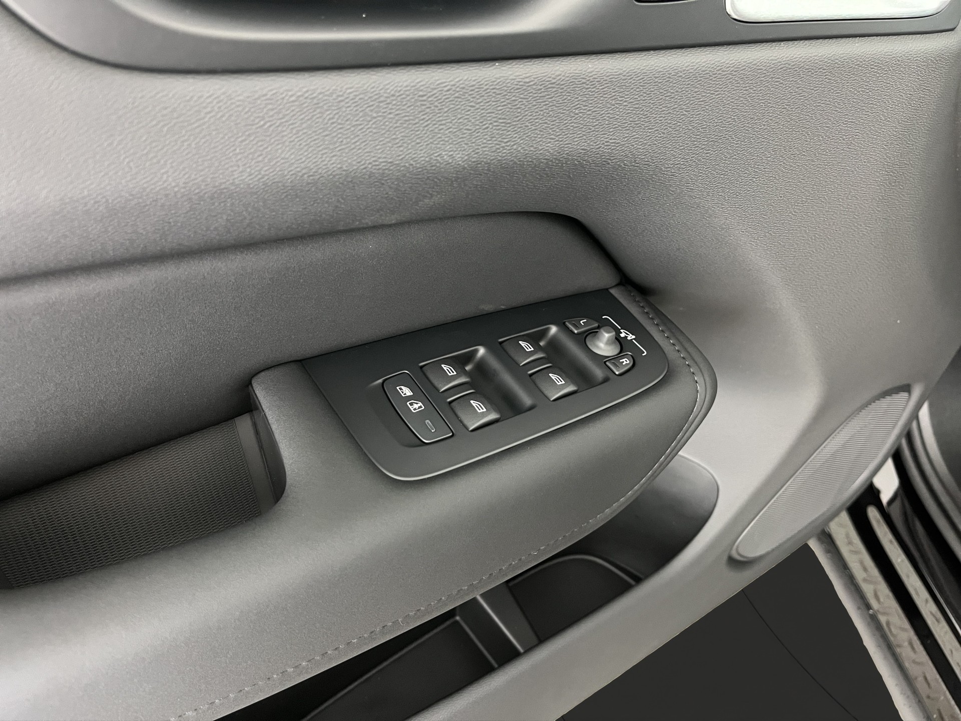 VOLVO XC60 2.0 T8 TE Black Edition eAWD-image-11