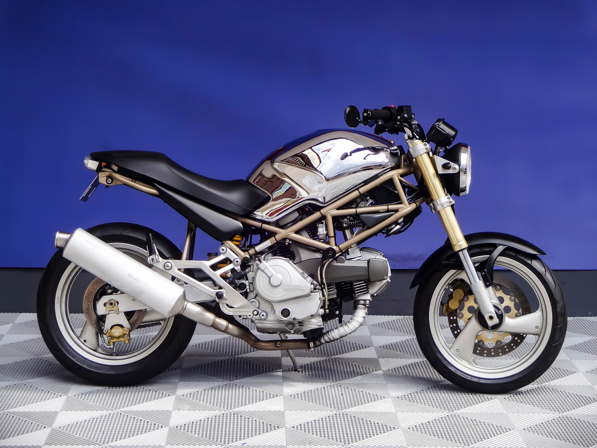 DUCATI Monster 600