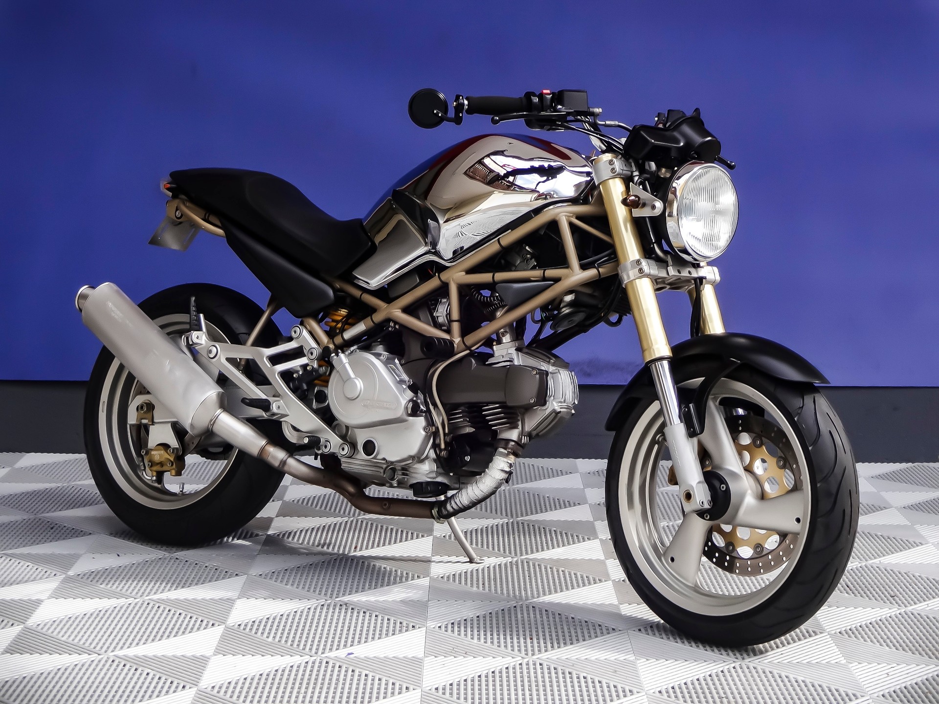DUCATI Monster 600-showroom-element-1