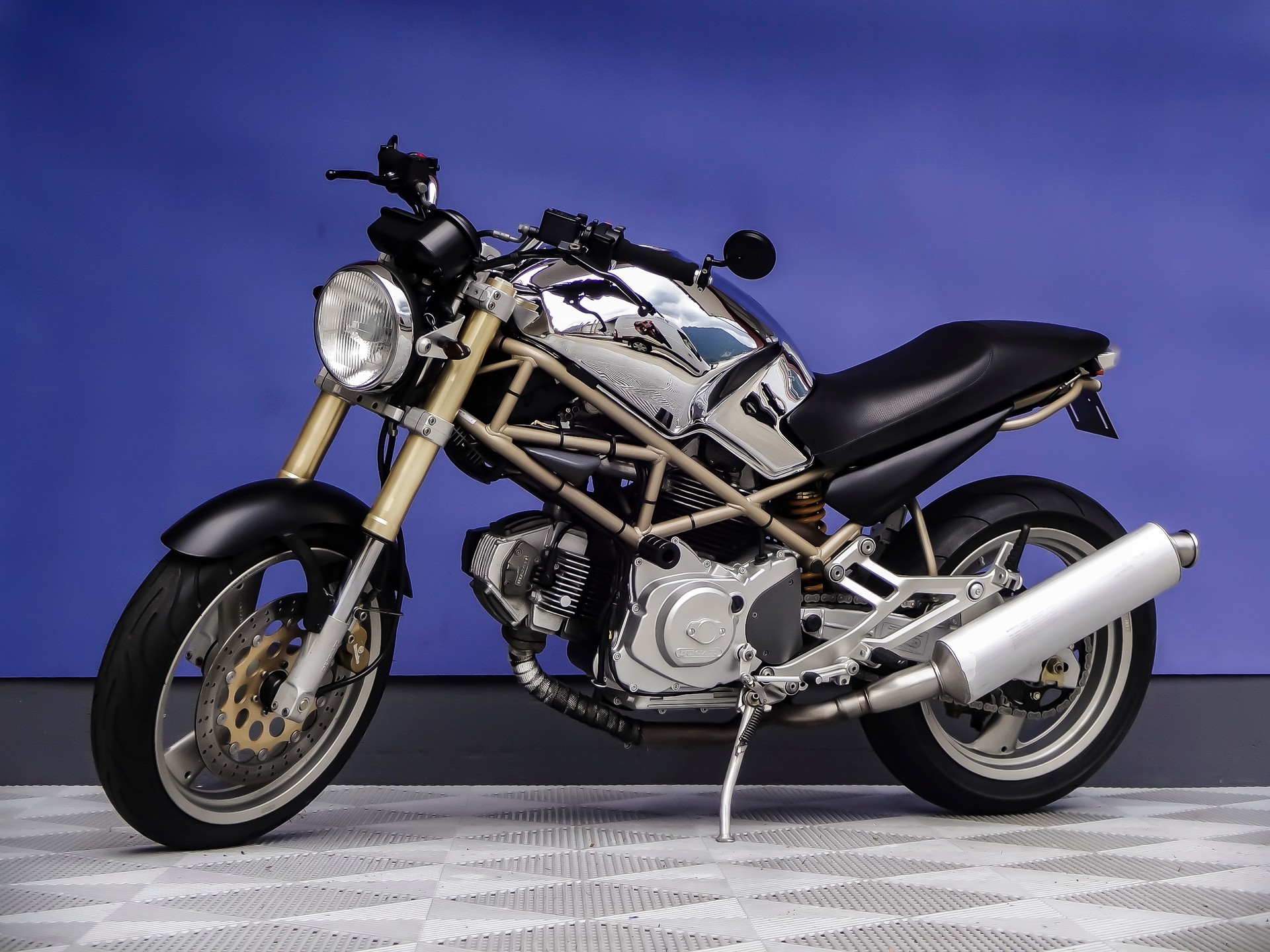 DUCATI Monster 600-showroom-element-2