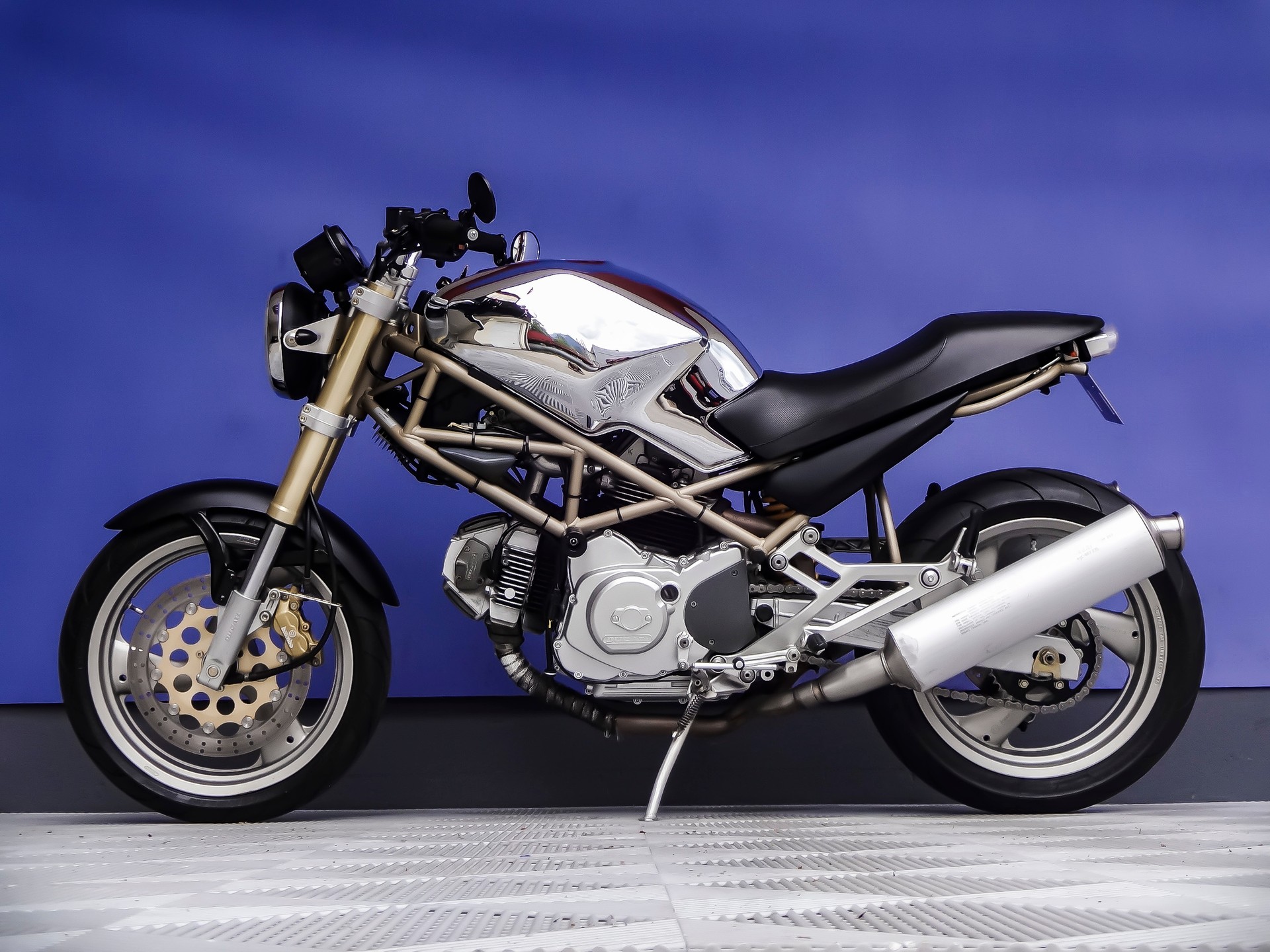 DUCATI Monster 600-showroom-element-3