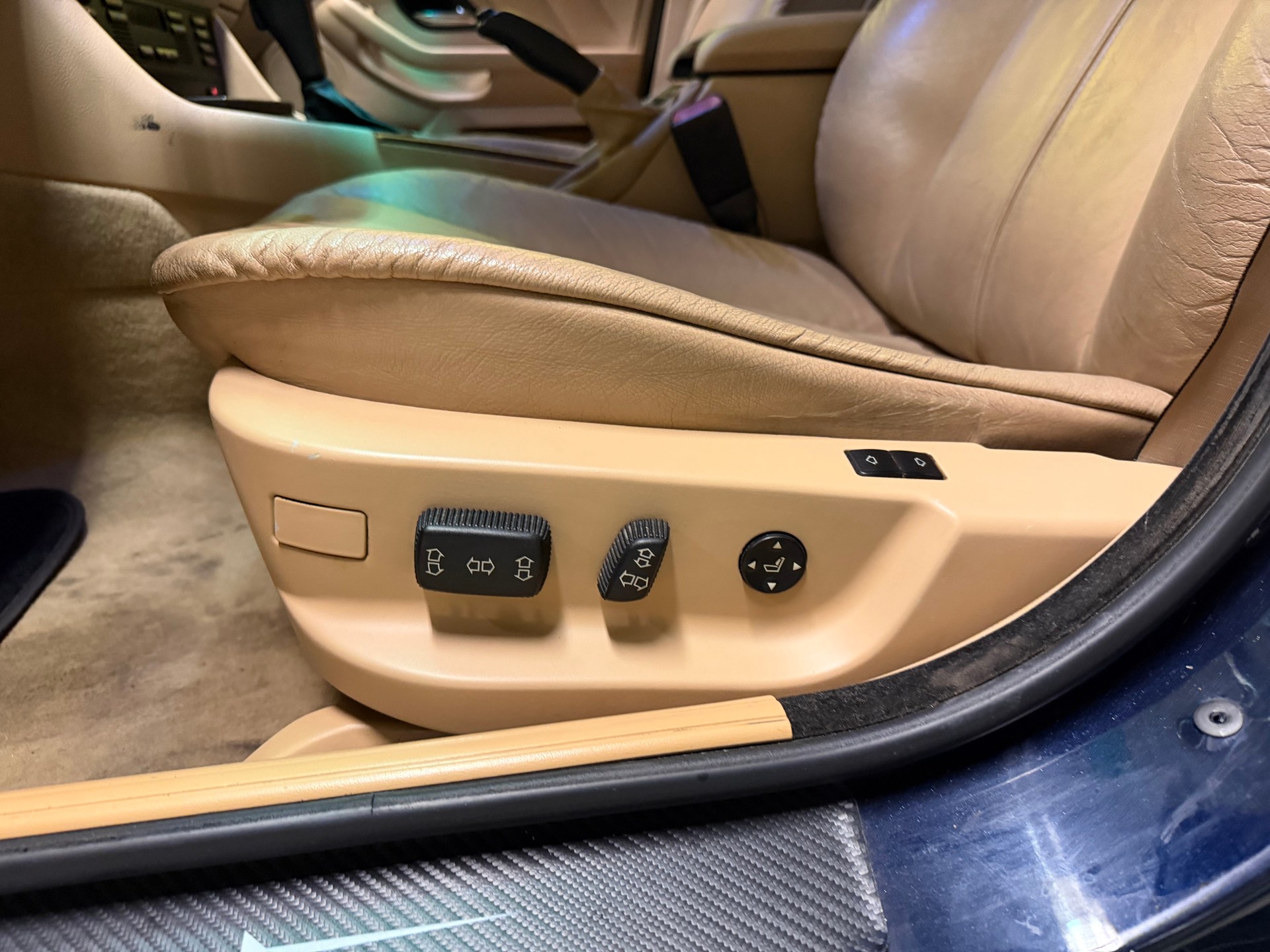BMW 523i-image-20