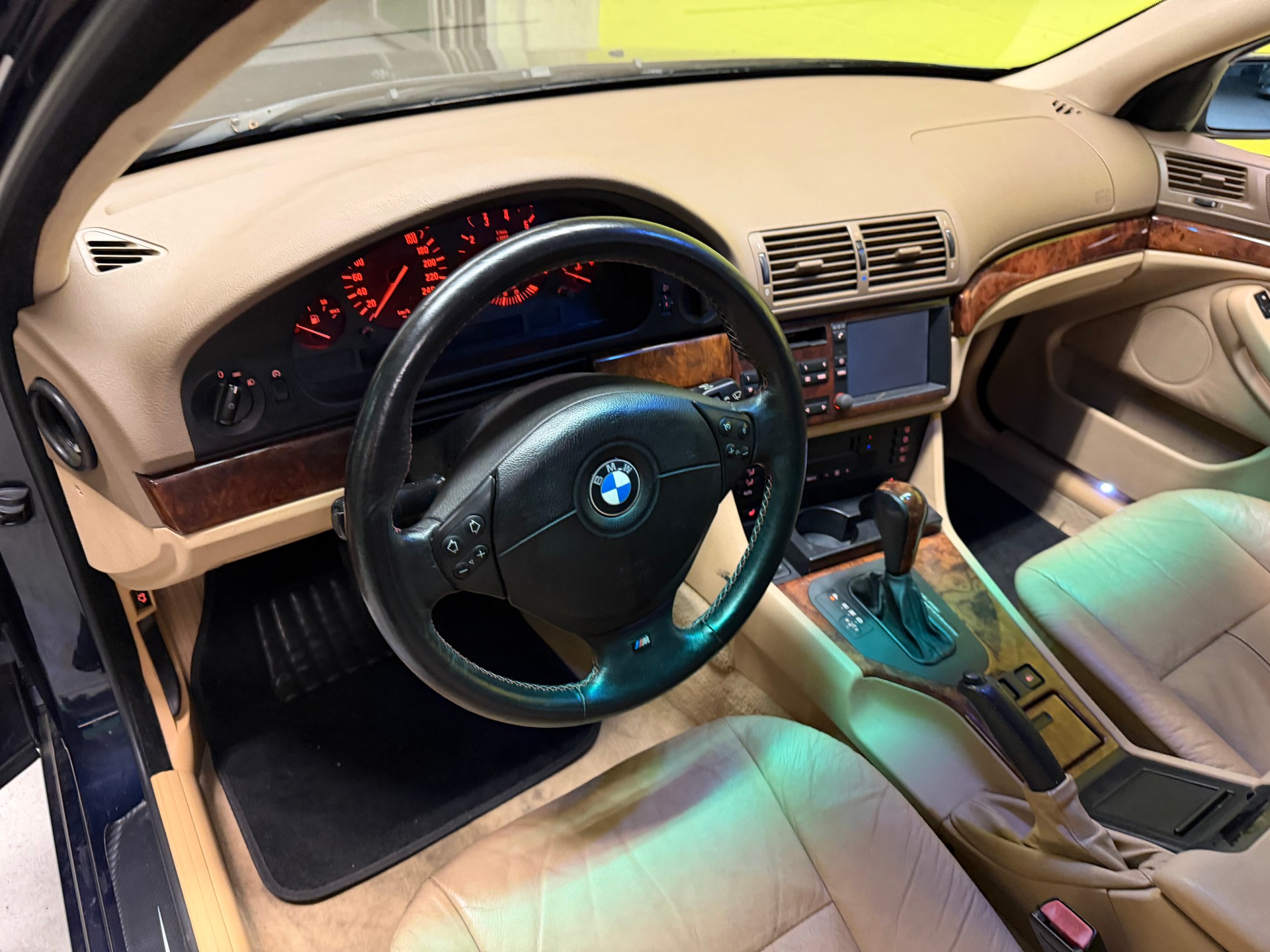 BMW 523i-image-16