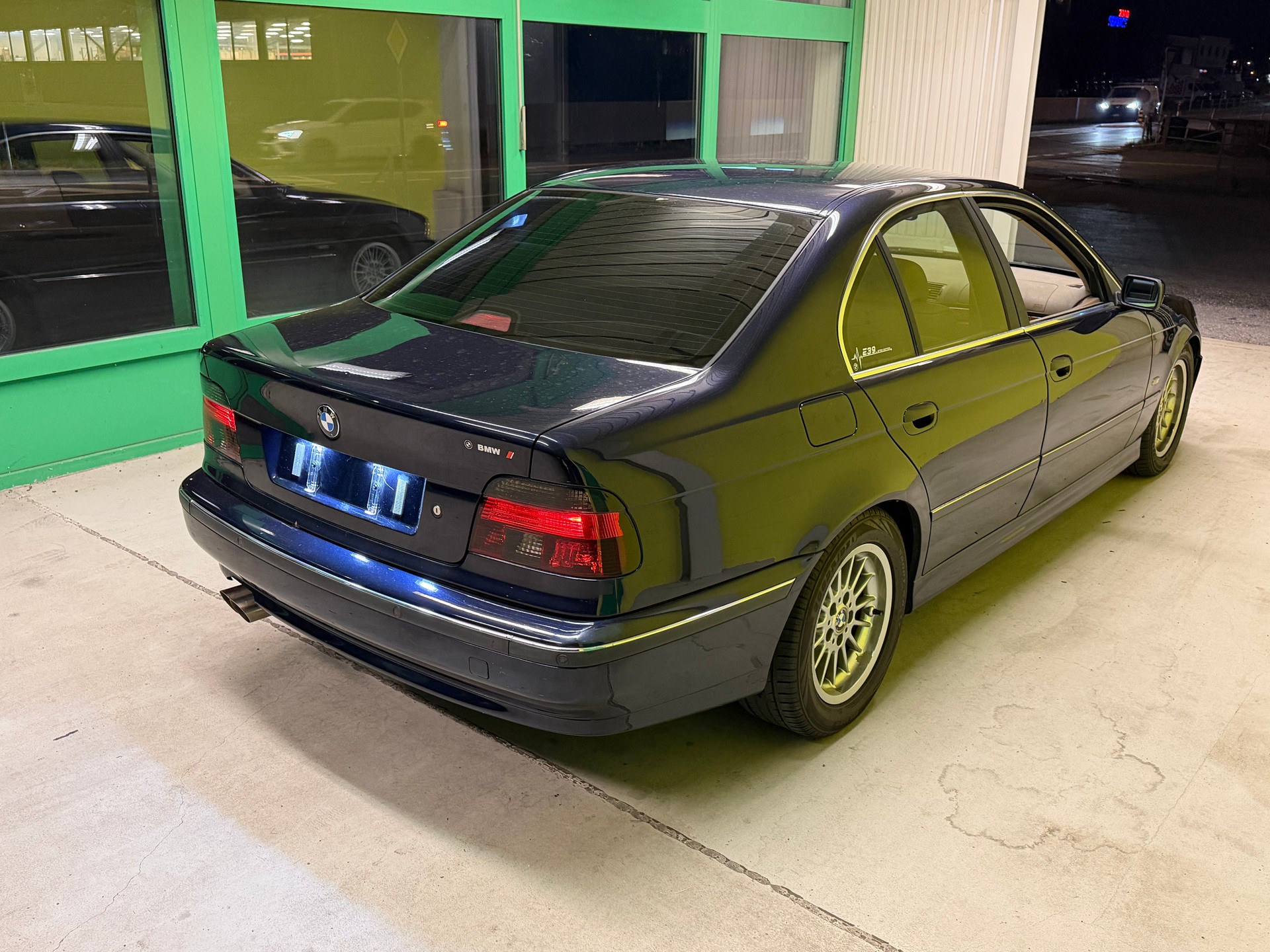 BMW 523i-image-24