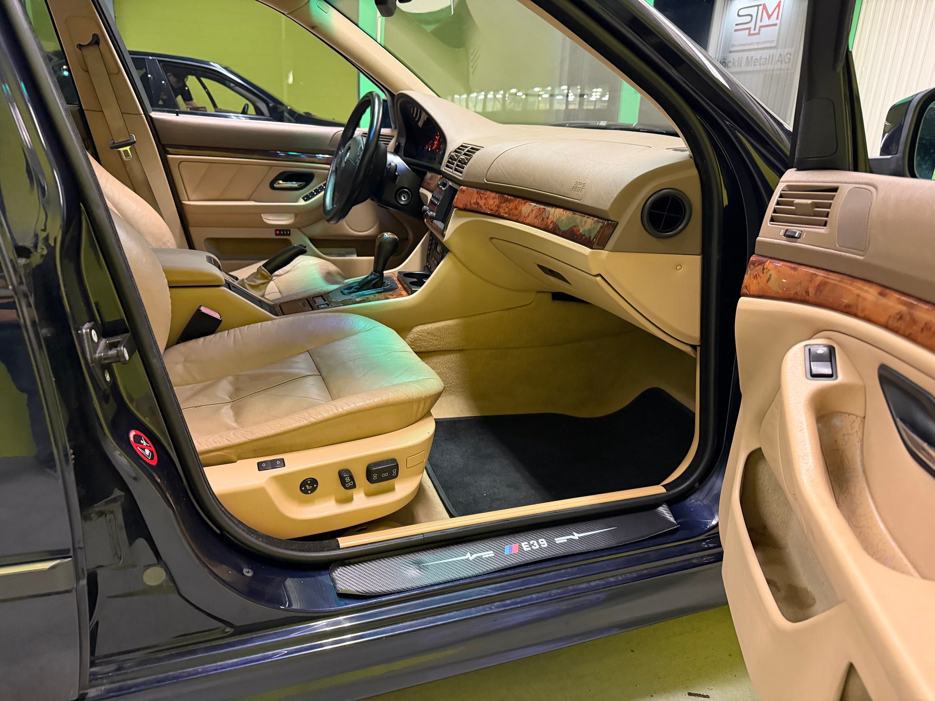 BMW 523i-image-7